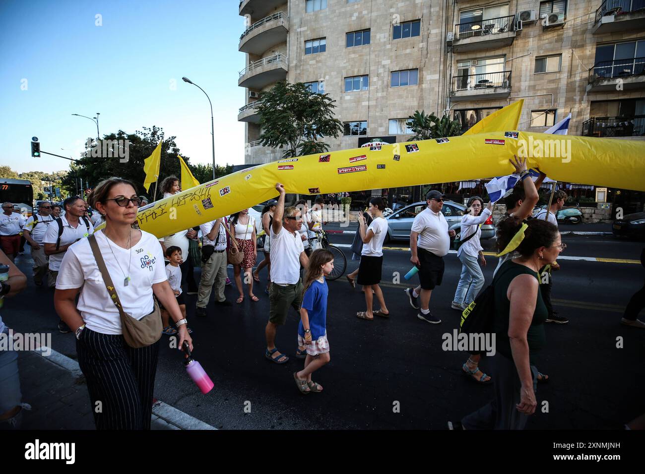 Les partisans du CONFLIT ISRAÉLO-PALESTINIEN PROTESTENT contre Hersh Goldberg-Polin et les autres otages détenus à Gaza exigent leur libération immédiate lors d'une marche alors qu'ils marquent 300 jours depuis l'attaque meurtrière du 7 octobre, dans le cadre du conflit israélo-Gaza en cours, à Jérusalem le 1er août 2024. Photo de saeed qaq Copyright : xSAEEDQAQx AX4X6432 Banque D'Images