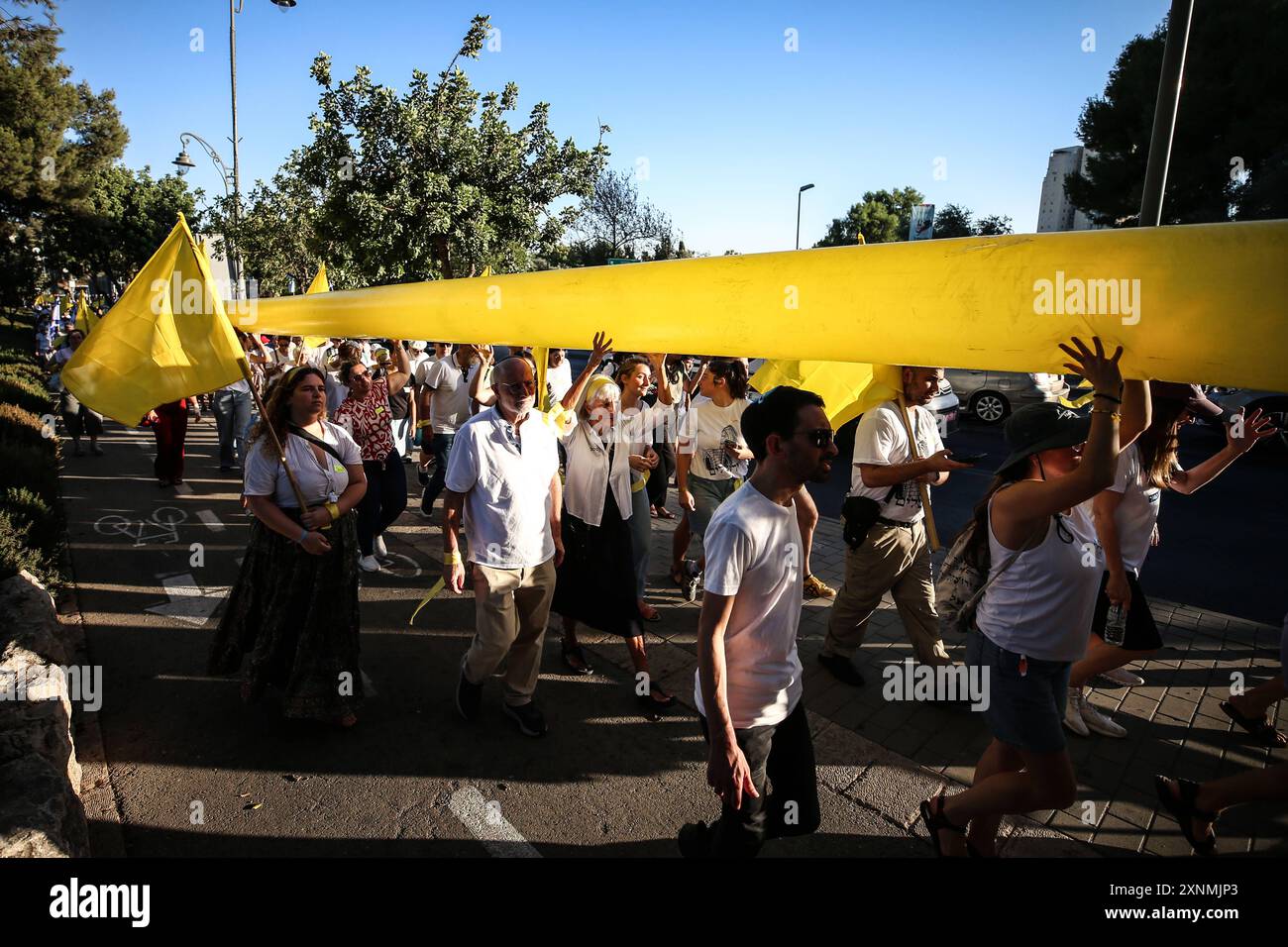 Les partisans du CONFLIT ISRAÉLO-PALESTINIEN PROTESTENT contre Hersh Goldberg-Polin et les autres otages détenus à Gaza exigent leur libération immédiate lors d'une marche alors qu'ils marquent 300 jours depuis l'attaque meurtrière du 7 octobre, dans le cadre du conflit israélo-Gaza en cours, à Jérusalem le 1er août 2024. Photo de saeed qaq Copyright : xSAEEDQAQx AX4X6381 Banque D'Images