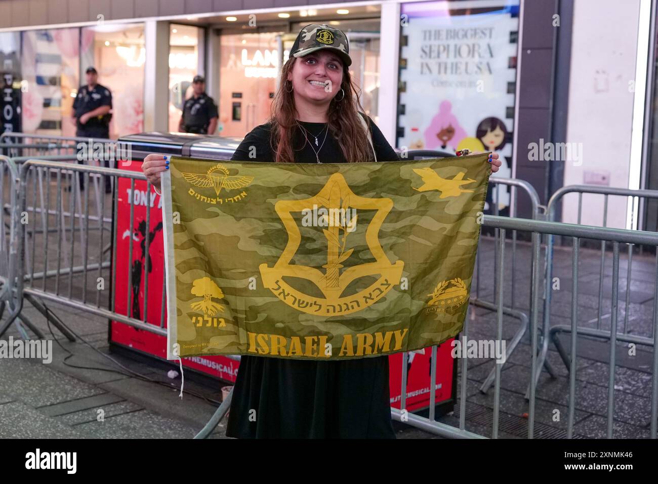 New York, New York, États-Unis. 31 juillet 2024. Drapeaux israéliens, discours, chansons à Times Square alors que la foule montrait leur soutien à Israël et à l’armée israélienne. Haut-parleur principal Was.Lt. Col. (RES.) Jonathan Conricus le porte-parole en chef de Tsahal. Le discours était centré sur Israël qui allait de l’avant après la tragédie du 7 octobre. Des partisans pro-palestiniens se sont rassemblés de l'autre côté de la rue séparés par le NYPD. Au moins un manifestant pro-palestinien a été arrêté. (Crédit image : © Milo Hess/ZUMA Press Wire) USAGE ÉDITORIAL SEULEMENT! Non destiné à UN USAGE commercial ! Banque D'Images