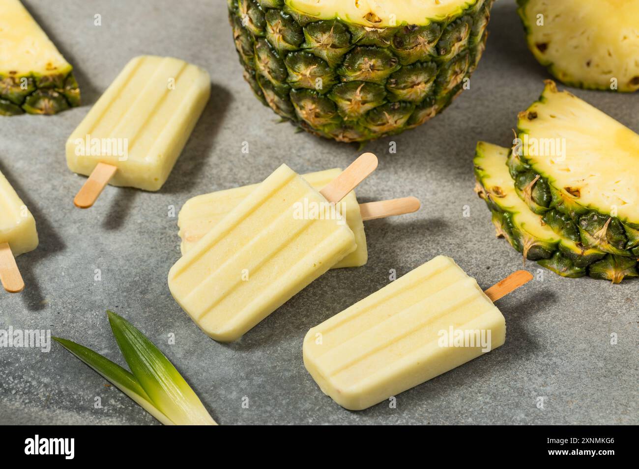 Ananas sain Pina Colada Popsicles avec noix de coco Banque D'Images
