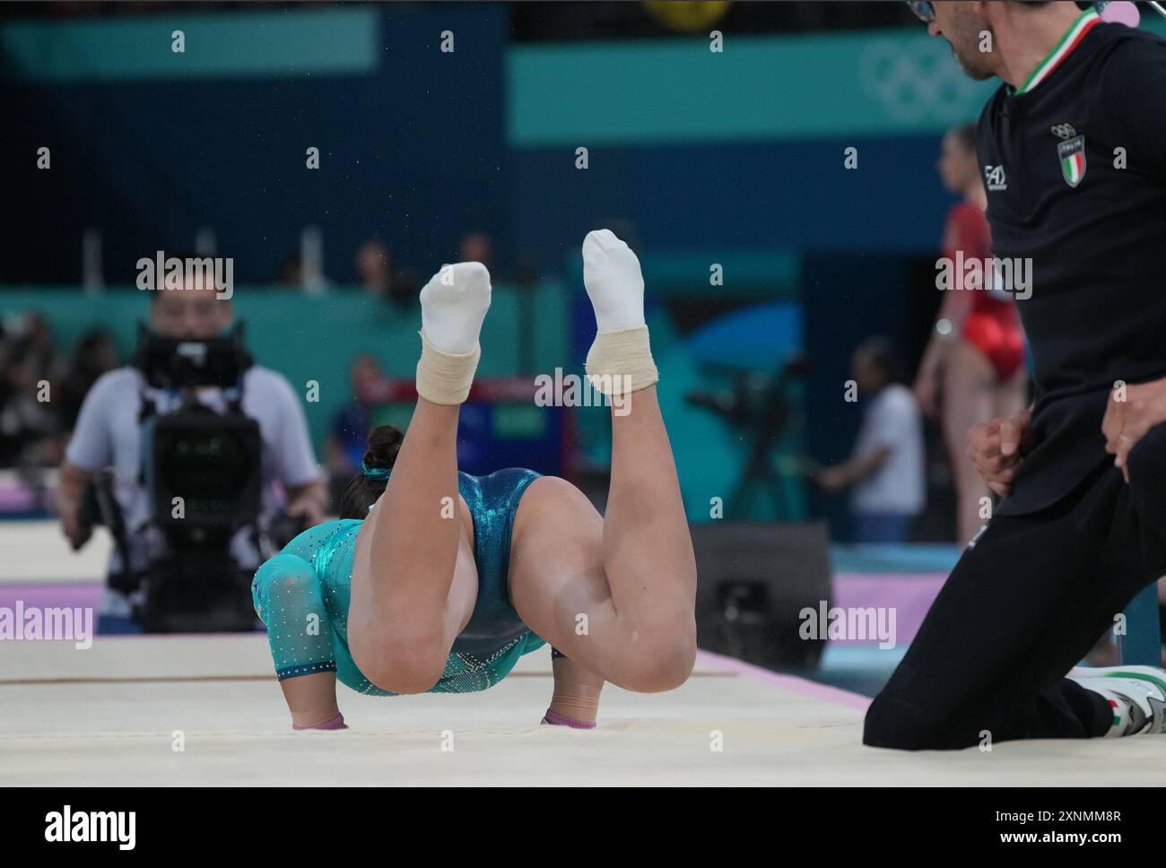 Paris, France. 01 août 2024. Manille Esposito, d'Italie, tombe alors qu'elle se produit sur les barres inégales lors de la finale de gymnastique polyvalente féminine aux Jeux Olympiques d'été à Paris, en France, le jeudi 1er août 2024. Photo de Pat Benic/UPI. Crédit : UPI/Alamy Live News Banque D'Images
