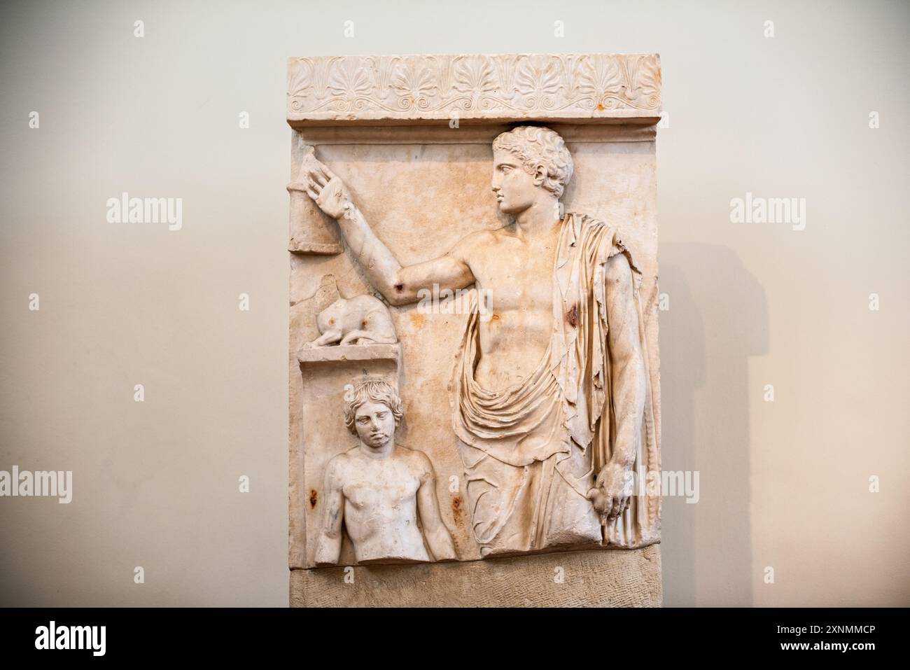 ATHÈNES, Grèce — des plinthes anciens avec des décorations sculptées font partie de la vaste collection du Musée archéologique national d'Athènes. Ces bases richement décorées, souvent utilisées pour soutenir des sculptures et des statues, mettent en valeur l'art et l'artisanat des artisans grecs anciens. Les motifs décoratifs sur ces plinthes comprennent des motifs floraux, des motifs géométriques et des scènes mythologiques, reflétant le patrimoine culturel et artistique de la Grèce antique. Banque D'Images