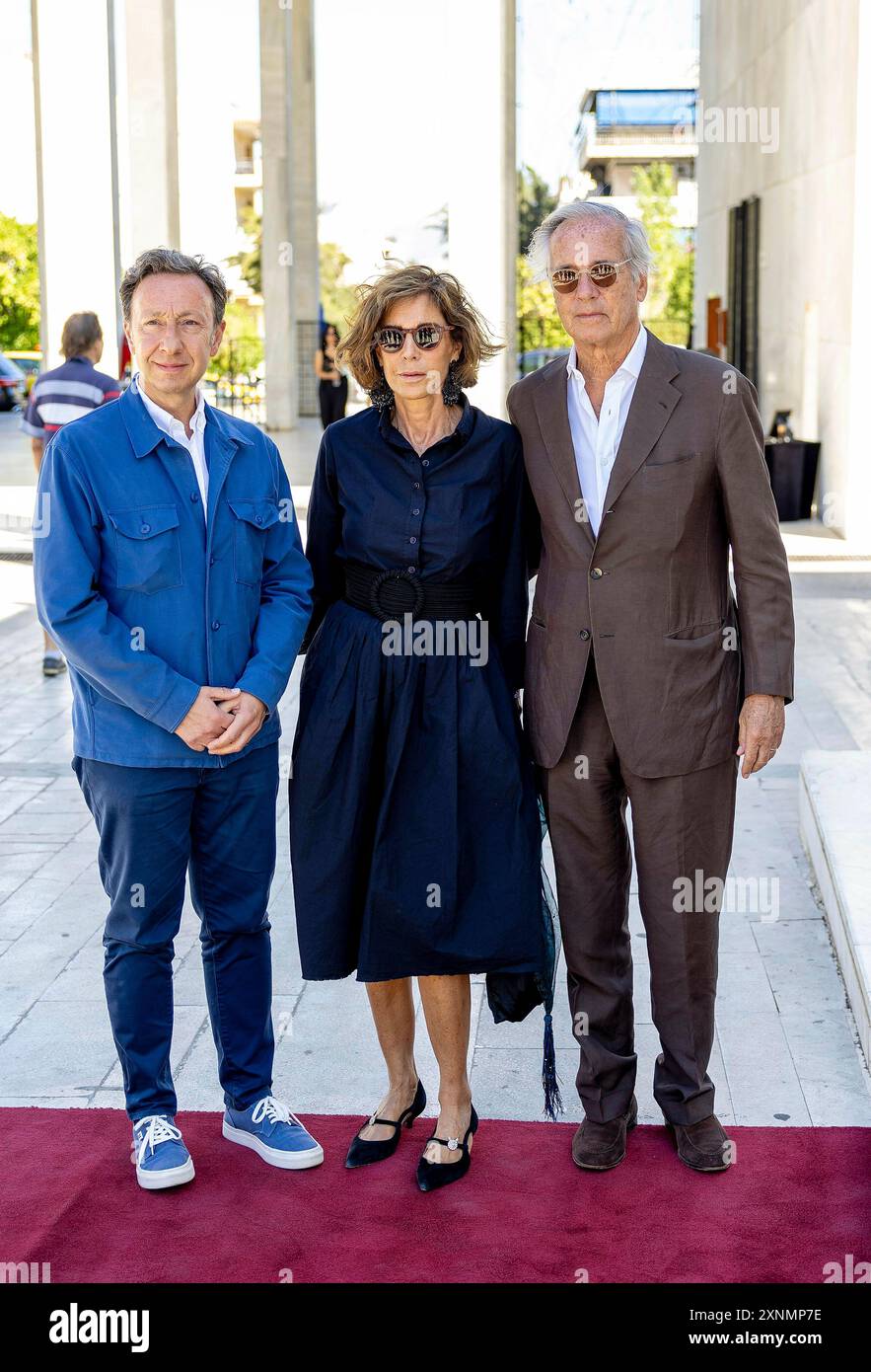 Athènes, Griechenland. 01 août 2024. ATHÈNES, Grèce 0108-2024 Stéphane Berne, journaliste spécialiste de la noblesse et de la royauté et Christine et Olivier Orban funérailles du Prince Michel de Grèce et du Danemark à l'église Saint Théodore, premier cimetière d'Athènes crédit : Albert Nieboer pays-Bas OUT point de vue OUT/dpa/Alamy Live News Banque D'Images