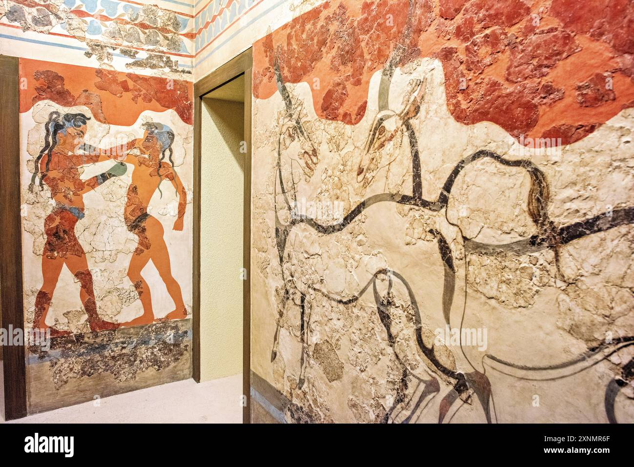 ATHÈNES, Grèce — les fresques de Théra, également connues sous le nom de fresques Akrotiri, sont exposées en bonne place au Musée archéologique national d'Athènes. Ces peintures murales vibrantes, datant du 17ème siècle av. J.-C., ont été découvertes dans l'ancienne ville d'Akrotiri sur l'île de Santorin. Les fresques représentent une gamme de scènes, y compris la nature, la vie quotidienne et des thèmes mythiques, mettant en valeur les prouesses artistiques et la richesse culturelle de la civilisation cycladique. Banque D'Images