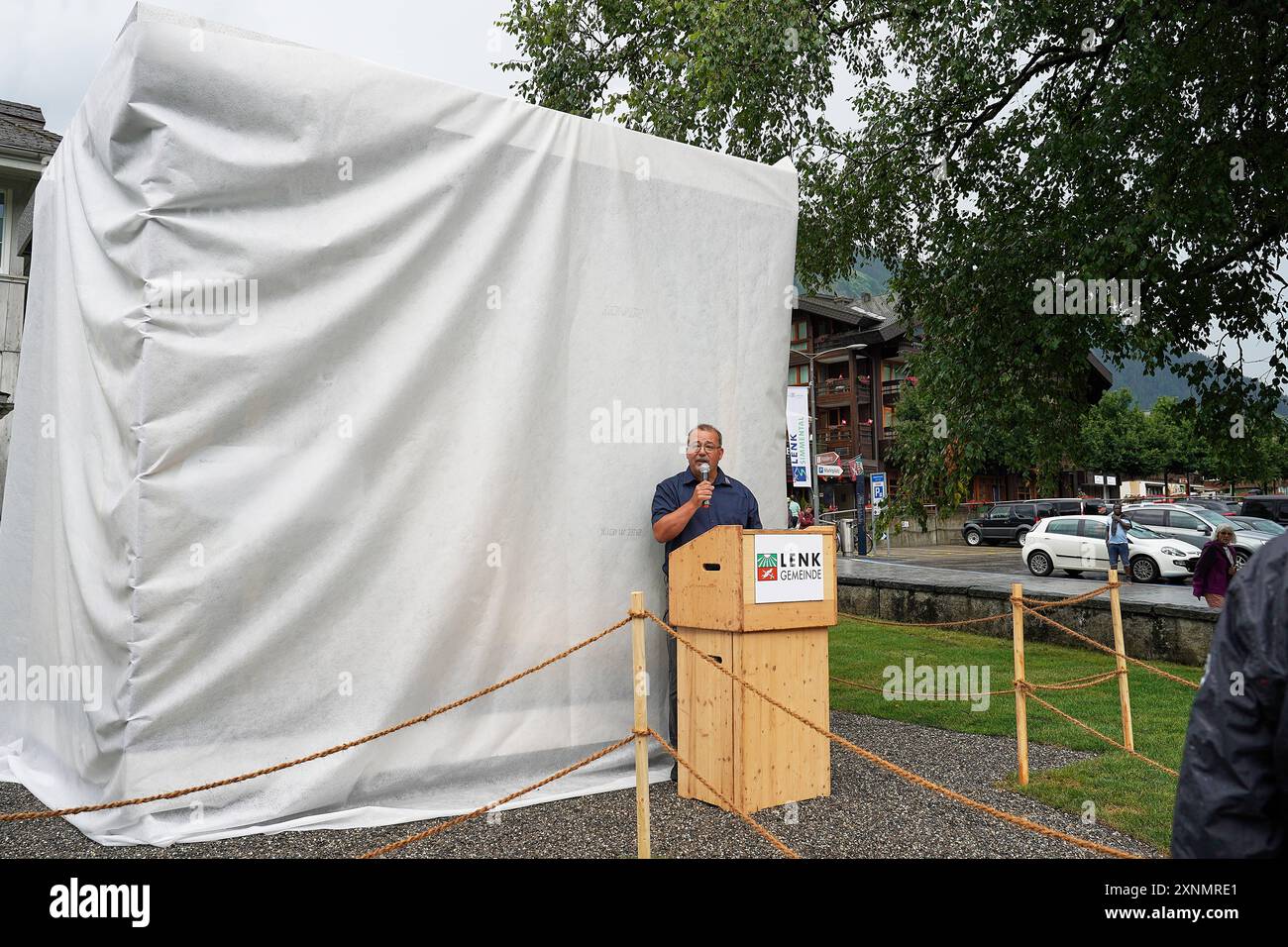 01.08.2024, Eröffnung des CUBE Lenk Ortsmuseums Das kleinste Museum der Schweizer Alpen, der CUBE Lenk, wird feierlich enthüllt und der Öffentlichkeit übergeben. Zur Eröffnung spricht René Müller Gemeindepräsident Lenk. Lenk im Simmental CUBE Lenk Bern Suisse *** 01 08 2024, ouverture du CUBE Lenk Musée local le plus petit musée des Alpes suisses, le CUBE Lenk, est inauguré et ouvert au public René Müller, maire de Lenk Lenk im Simmental, prendra la parole lors de la cérémonie d'ouverture CUBE Lenk Bern Suisse Banque D'Images