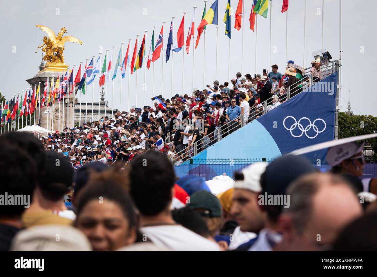 Paris, France. 31 juillet 2024. Tribune sur le pont Alexandre III rempli de fans lors de la compétition de triathlon masculin aux Jeux Olympiques de Paris. Les épreuves de triathlon des Jeux Olympiques de Paris ont enfin commencé, après avoir été reportées en raison de la qualité de l’eau de la Seine. Crédit : SOPA images Limited/Alamy Live News Banque D'Images