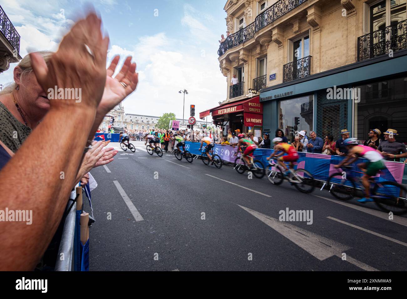 Paris, France. 31 juillet 2024. Athlètes olympiques de triathlon vus en action sur le circuit cycliste lors de la compétition de triathlon masculin aux Jeux Olympiques de Paris. Les épreuves de triathlon des Jeux Olympiques de Paris ont enfin commencé, après avoir été reportées en raison de la qualité de l’eau de la Seine. Crédit : SOPA images Limited/Alamy Live News Banque D'Images