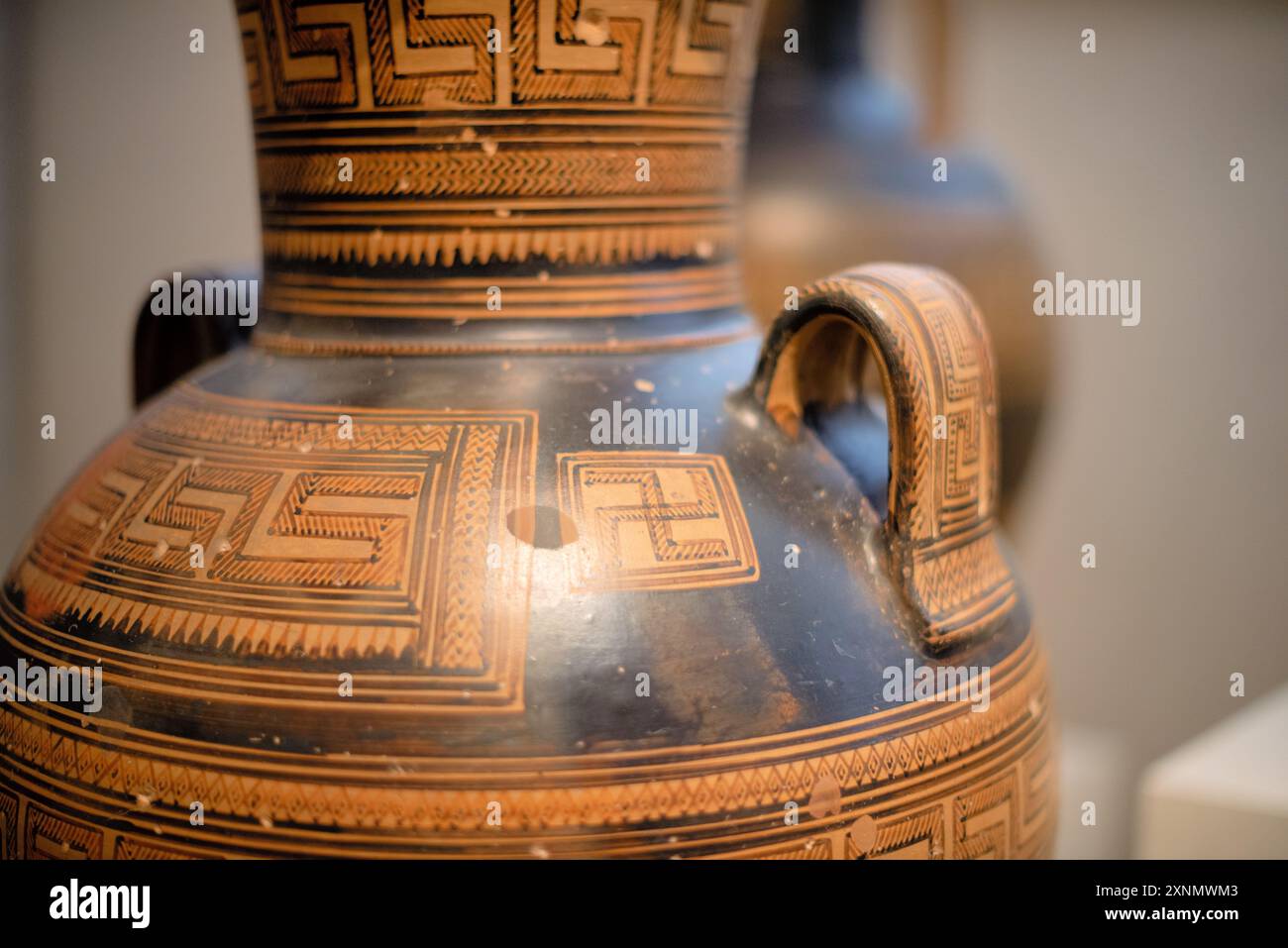 Musée archéologique national de la poterie grecque Athènes // ATHÈNES, Grèce — la poterie grecque noir sur blanc, présentant la technique distinctive du fond blanc, est exposée au Musée archéologique national d'Athènes. Ce style de poterie, caractérisé par des figures noires et des dessins peints sur un feuillet blanc, était important dans la Grèce antique du vie au Ve siècle av. J.-C.. La collection du musée présente diverses formes de poterie, y compris les lekythoi, les kraters et les amphores, ornés de scènes mythologiques, de représentations de la vie quotidienne et de motifs géométriques, mettant en évidence les réalisations artistiques et le cultu Banque D'Images