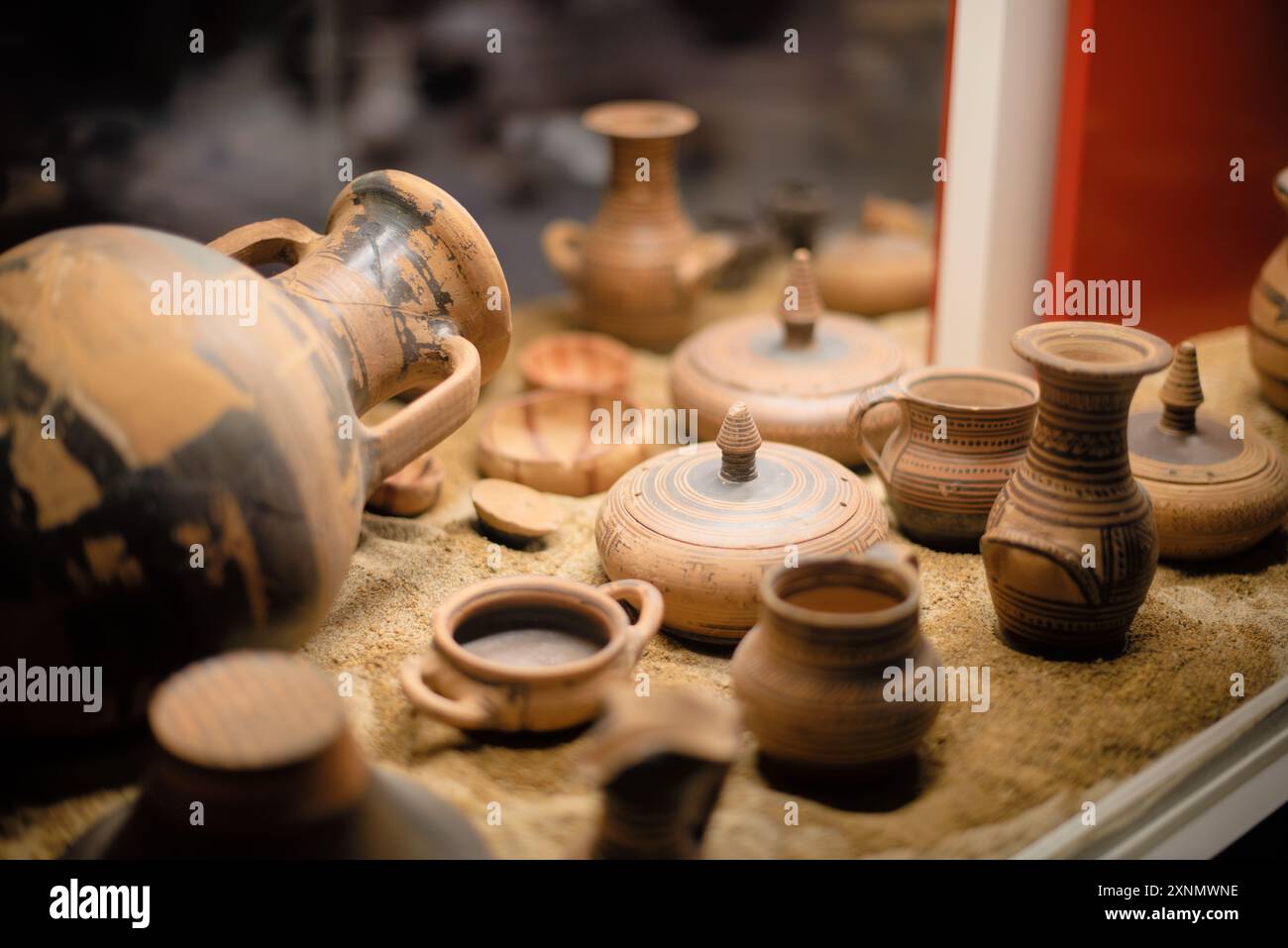 Musée archéologique national de la poterie grecque Athènes // ATHÈNES, Grèce — la poterie grecque noir sur blanc, présentant la technique distinctive du fond blanc, est exposée au Musée archéologique national d'Athènes. Ce style de poterie, caractérisé par des figures noires et des dessins peints sur un feuillet blanc, était important dans la Grèce antique du vie au Ve siècle av. J.-C.. La collection du musée présente diverses formes de poterie, y compris les lekythoi, les kraters et les amphores, ornés de scènes mythologiques, de représentations de la vie quotidienne et de motifs géométriques, mettant en évidence les réalisations artistiques et le cultu Banque D'Images