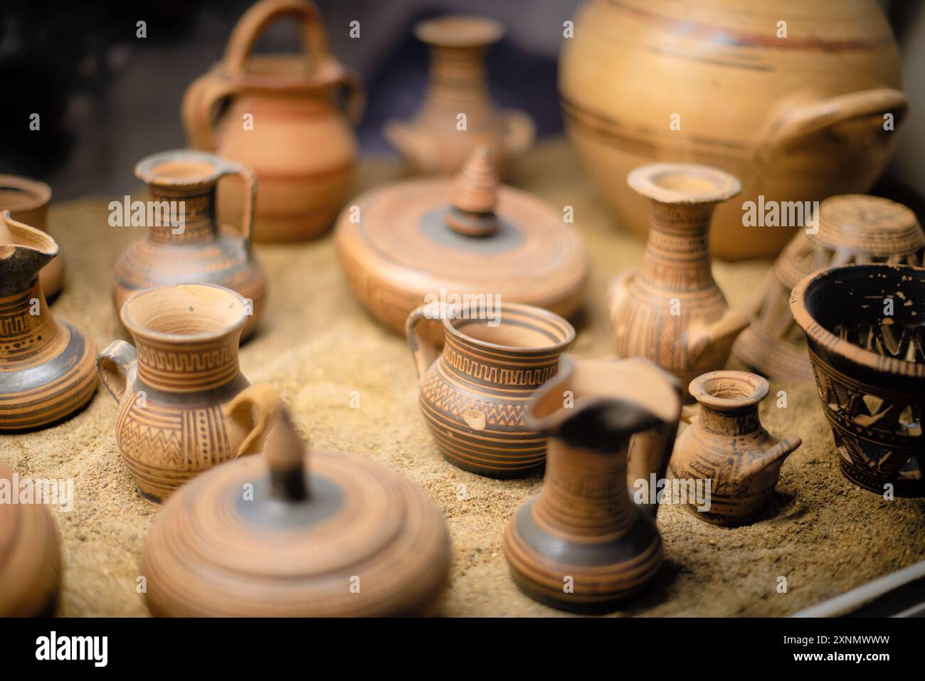 Musée archéologique national de la poterie grecque Athènes // ATHÈNES, Grèce — la poterie grecque noir sur blanc, présentant la technique distinctive du fond blanc, est exposée au Musée archéologique national d'Athènes. Ce style de poterie, caractérisé par des figures noires et des dessins peints sur un feuillet blanc, était important dans la Grèce antique du vie au Ve siècle av. J.-C.. La collection du musée présente diverses formes de poterie, y compris les lekythoi, les kraters et les amphores, ornés de scènes mythologiques, de représentations de la vie quotidienne et de motifs géométriques, mettant en évidence les réalisations artistiques et le cultu Banque D'Images