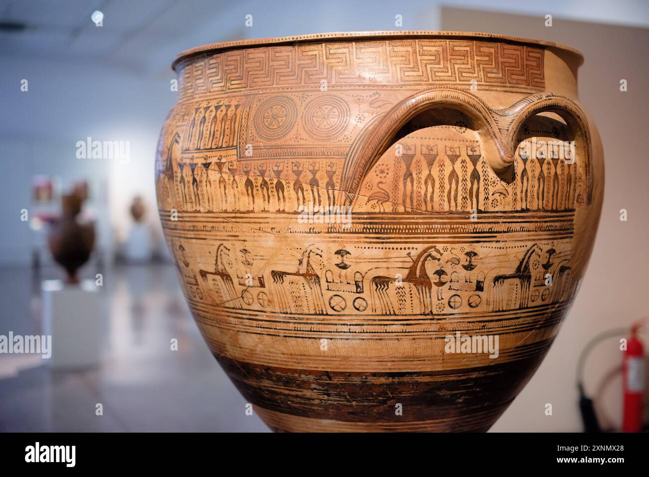 Musée archéologique national de la poterie grecque Athènes // ATHÈNES, Grèce — la poterie grecque noir sur blanc, présentant la technique distinctive du fond blanc, est exposée au Musée archéologique national d'Athènes. Ce style de poterie, caractérisé par des figures noires et des dessins peints sur un feuillet blanc, était important dans la Grèce antique du vie au Ve siècle av. J.-C.. La collection du musée présente diverses formes de poterie, y compris les lekythoi, les kraters et les amphores, ornés de scènes mythologiques, de représentations de la vie quotidienne et de motifs géométriques, mettant en évidence les réalisations artistiques et le cultu Banque D'Images