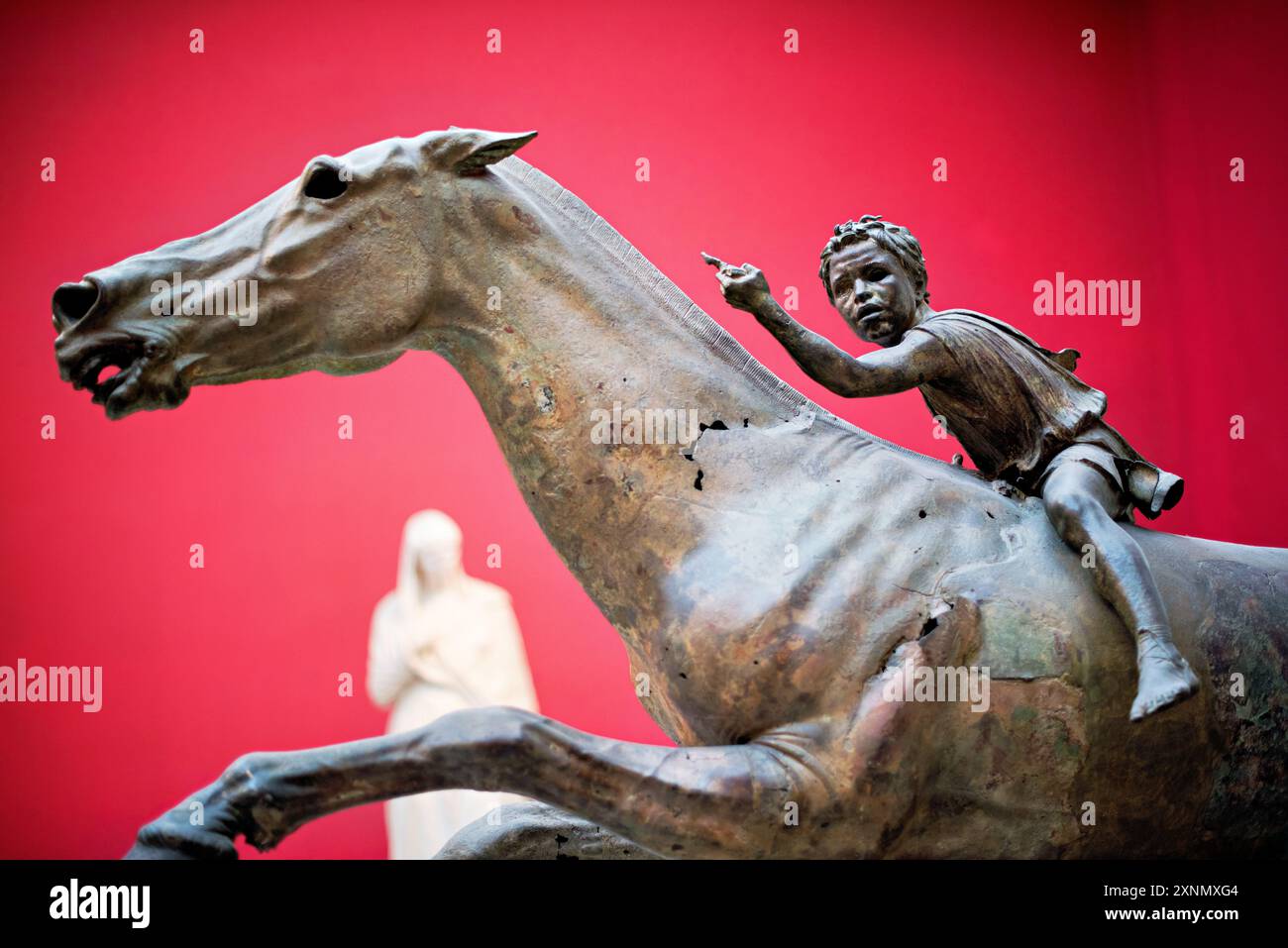 ATHÈNES, Grèce — le Jockey d'Artemision, une sculpture en bronze d'un enfant à cheval, est l'une des expositions les plus remarquables au Musée archéologique national d'Athènes. Cette sculpture grecque antique, datant de la période hellénistique (environ 150-140 av. J.-C.), a été récupérée de la mer au large du cap Artemision, dans le nord de l'Eubée. La sculpture est réputée pour sa représentation dynamique du mouvement et des détails, illustrant l'habileté artistique et artisanale des artisans grecs antiques. Banque D'Images