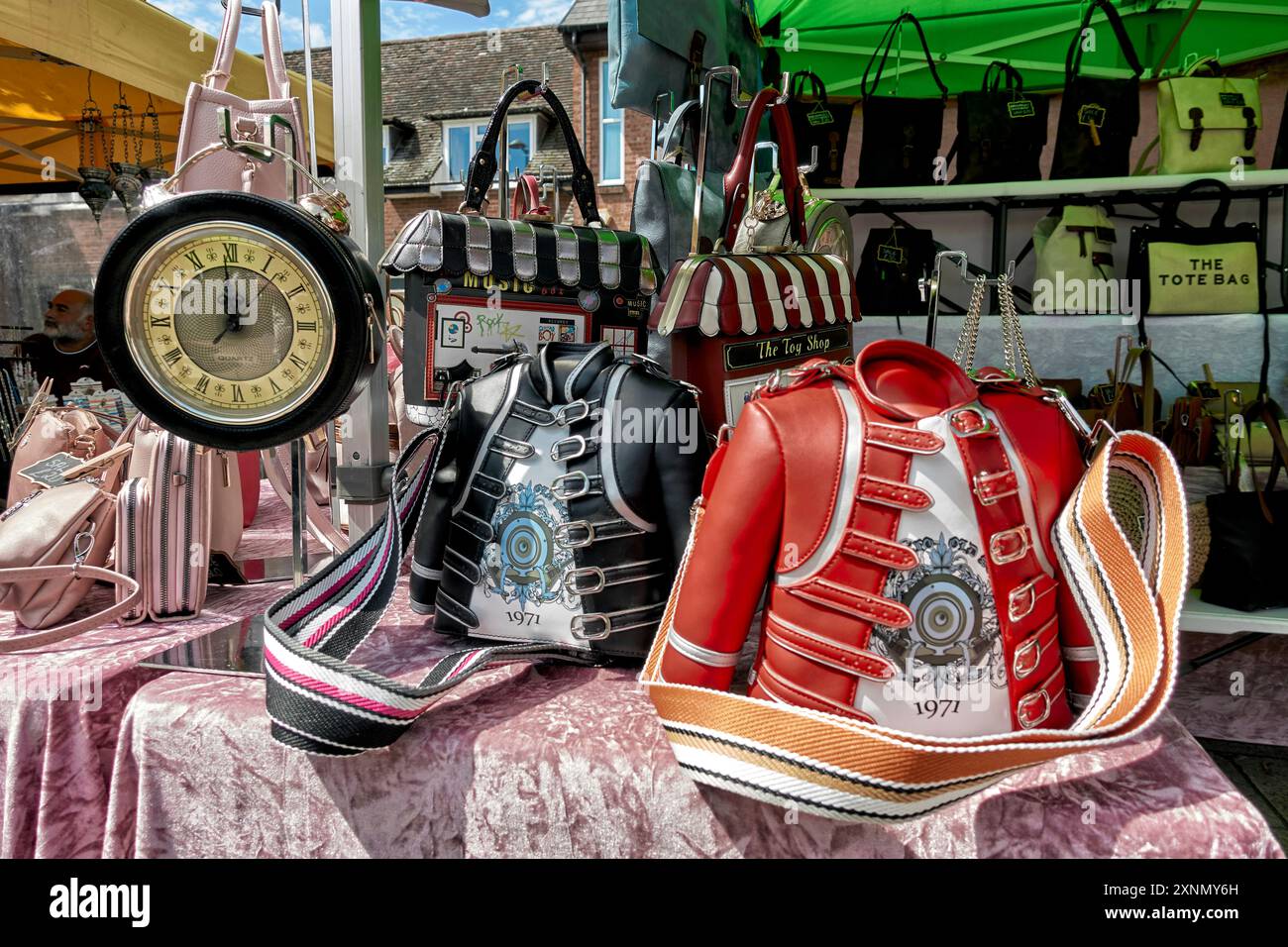 Sacs à bandoulière inhabituels pour dames ressemblant à d'anciennes tuniques militaires à un étal de marché de rue. Angleterre Royaume-Uni Banque D'Images