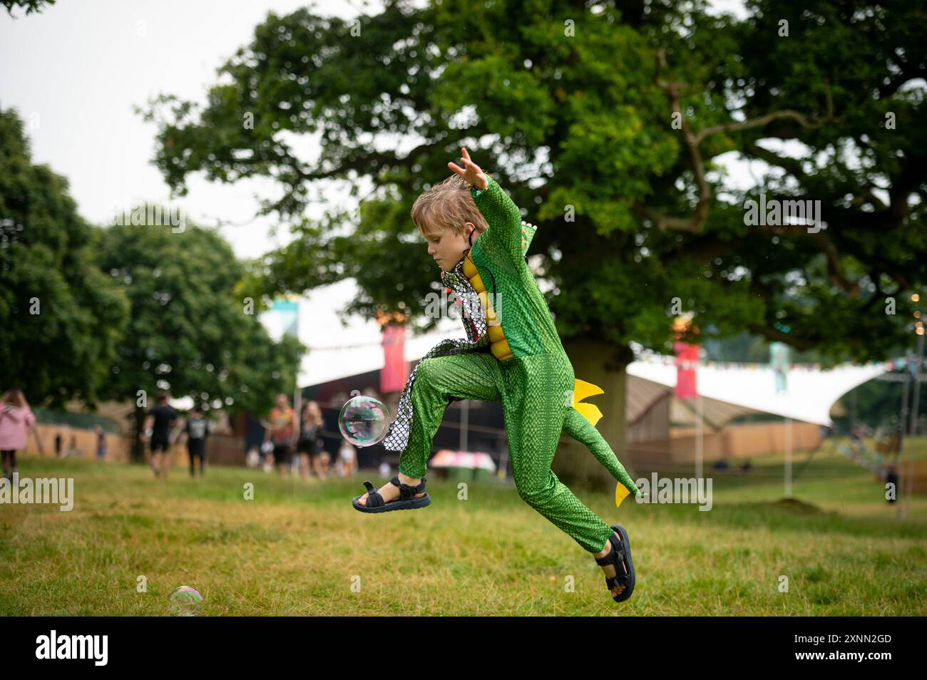 Wilderness Festival, Cornbury Park, Angleterre. Jeudi 1er août 2024. Les festivaliers arrivent et profitent du premier jour du festival de quatre jours qui célèbre la musique et les art. Crédit : Andrew Walmsley/Alamy Live News Banque D'Images