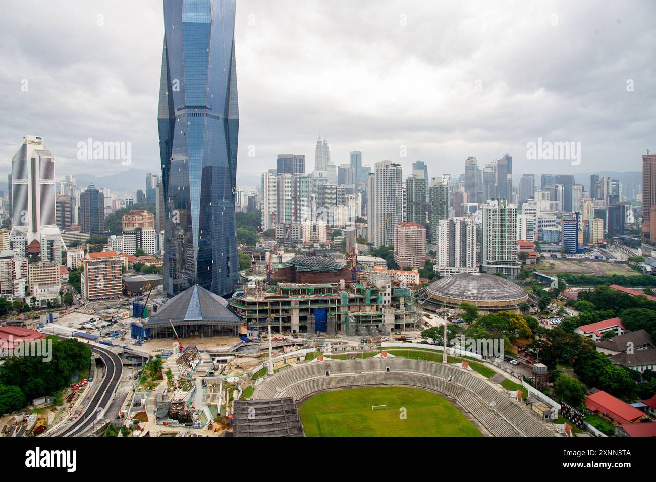 23 avril 2022 Kuala Lumpur Malaisie- Merdeka 118 Tower et les gratte-ciel de Kuala Lumpur le matin et le soir. C'est le deuxième plus grand bui Banque D'Images