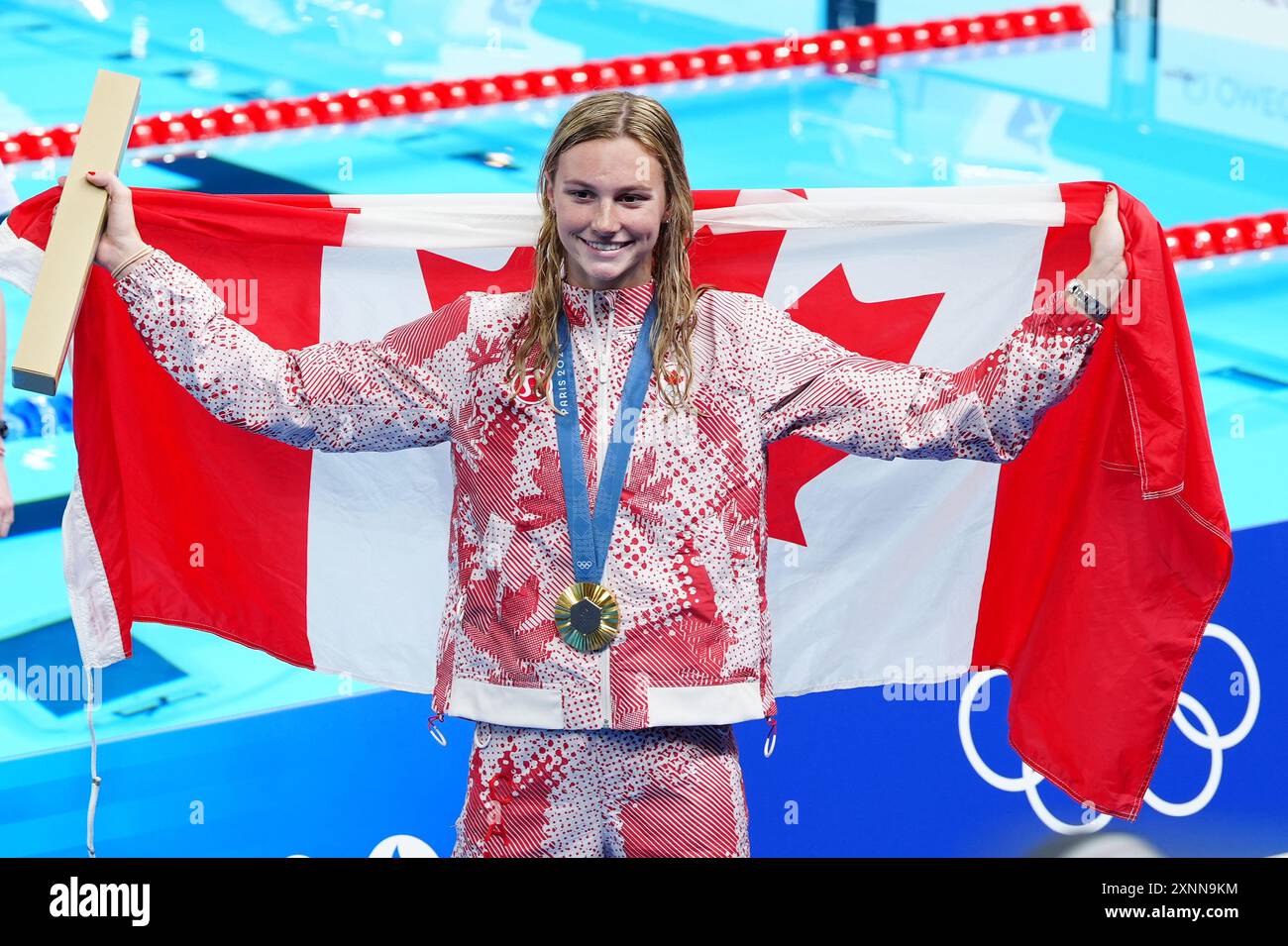 La McIntosh d’été canadienne reçoit sa médaille d’or après avoir remporté la finale féminine du 200 m papillon à l’aréna la Défense de Paris lors de la sixième journée des Jeux olympiques de Paris 2024 en France. Date de la photo : jeudi 1er août 2024. Banque D'Images