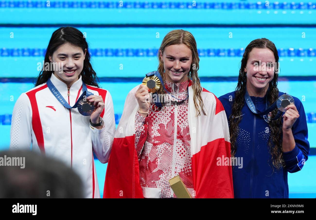 Le canadien Summer McIntosh (au centre), le américain Regan Smith (à droite) et le chinois Yufei Zhang avec leurs médailles après la finale féminine du 200 m papillon à l’aréna la Défense de Paris, lors de la sixième journée des Jeux Olympiques de Paris 2024 en France. Date de la photo : jeudi 1er août 2024. Banque D'Images
