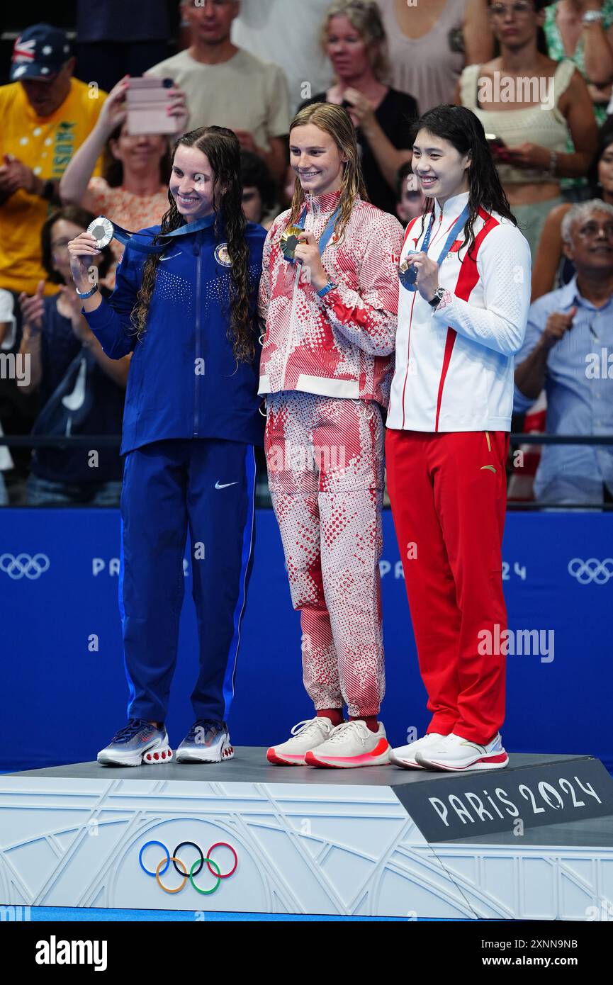 Le canadien Summer McIntosh (au centre), le américain Regan Smith (à gauche) et le chinois Yufei Zhang avec leurs médailles après la finale féminine du 200 m papillon à l’aréna la Défense de Paris, lors de la sixième journée des Jeux Olympiques de Paris 2024 en France. Date de la photo : jeudi 1er août 2024. Banque D'Images