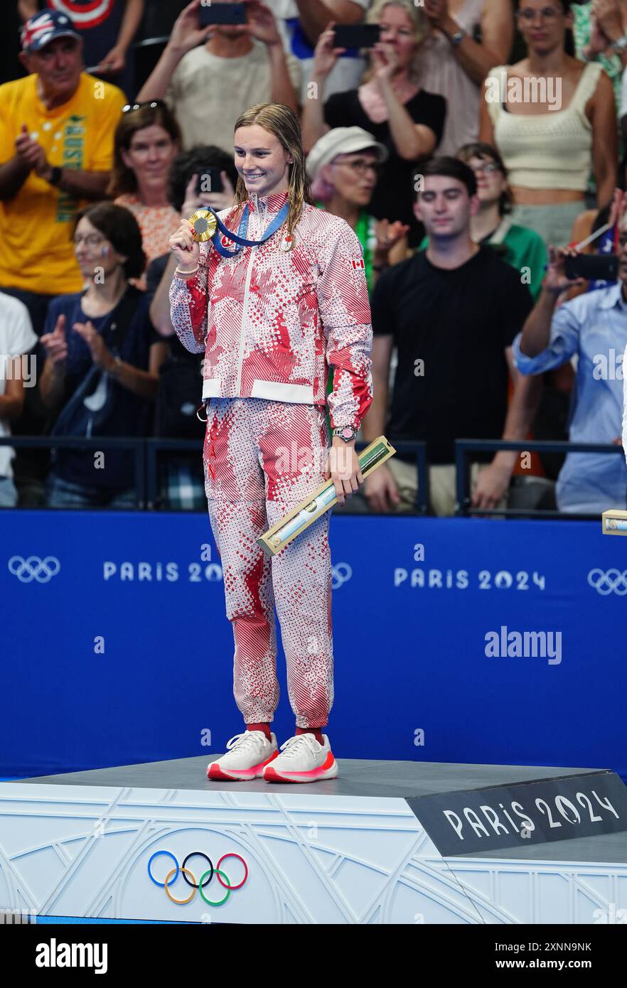 La McIntosh d’été canadienne reçoit sa médaille d’or après avoir remporté la finale féminine du 200 m papillon à l’aréna la Défense de Paris lors de la sixième journée des Jeux olympiques de Paris 2024 en France. Date de la photo : jeudi 1er août 2024. Banque D'Images