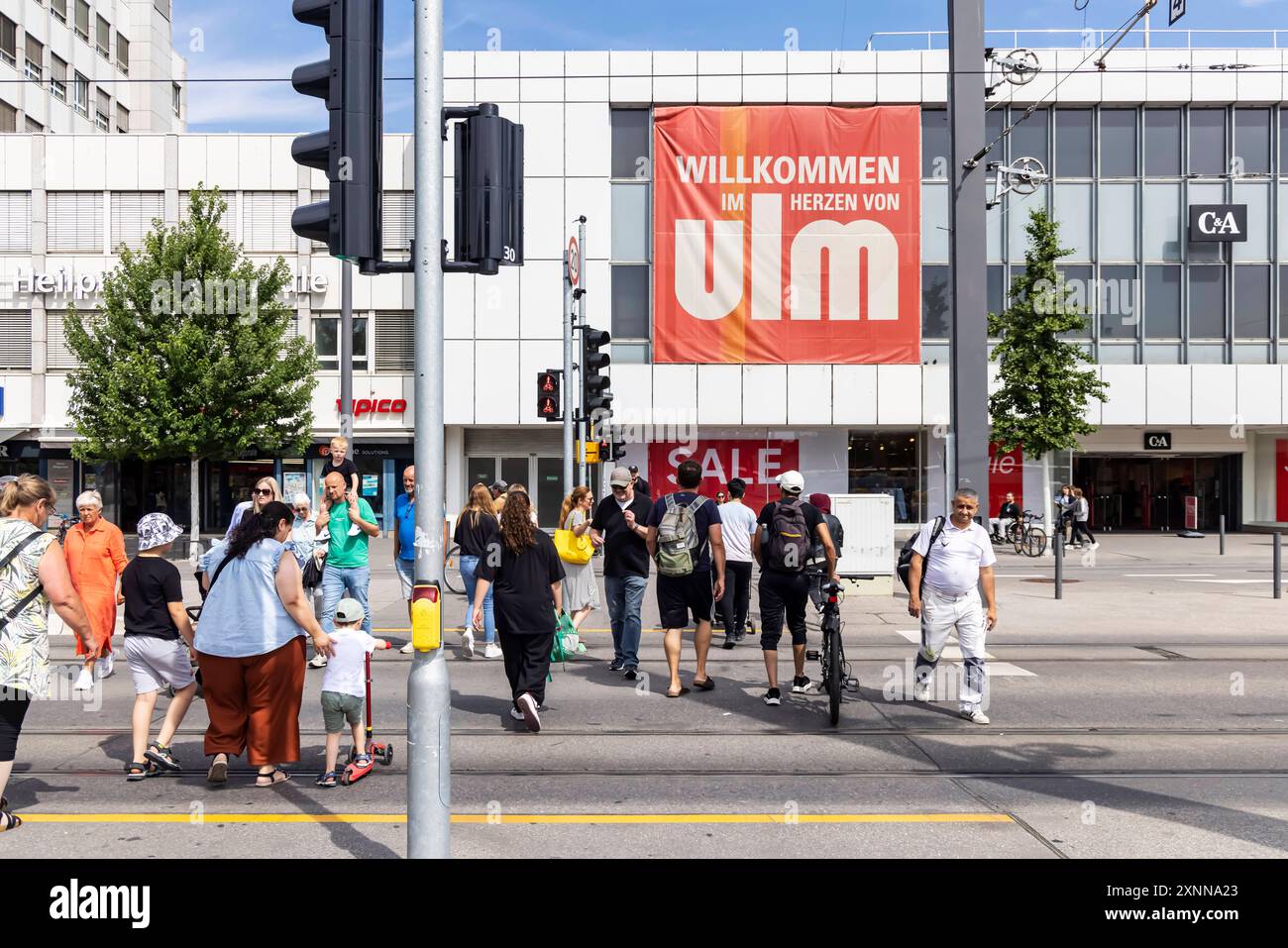 Willkommen à Ulm. Bannière am Hauptbahnhof Stuttgart. // 29.07.2024 : Ulm, Baden-Württemberg, Deutschland *** Bienvenue à Ulm bannière à la gare centrale de Stuttgart 29 07 2024 Ulm, Baden Württemberg, Allemagne Banque D'Images