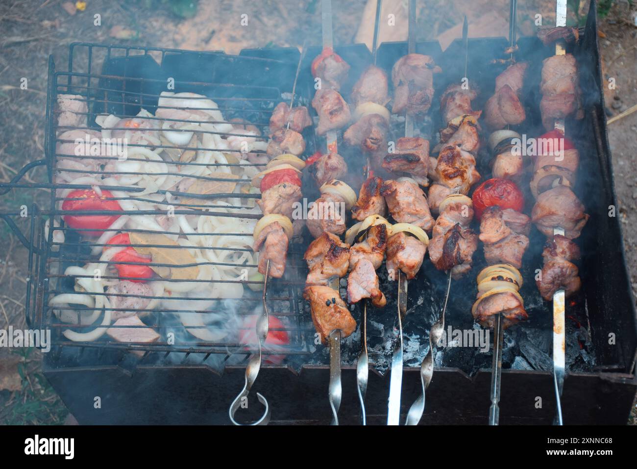 Steak de viande de bœuf Wagyu New York grillé au barbecue ou steak de stripline dans une assiette avec salade. Arrière-plan en bois. Vue de dessus. Banque D'Images