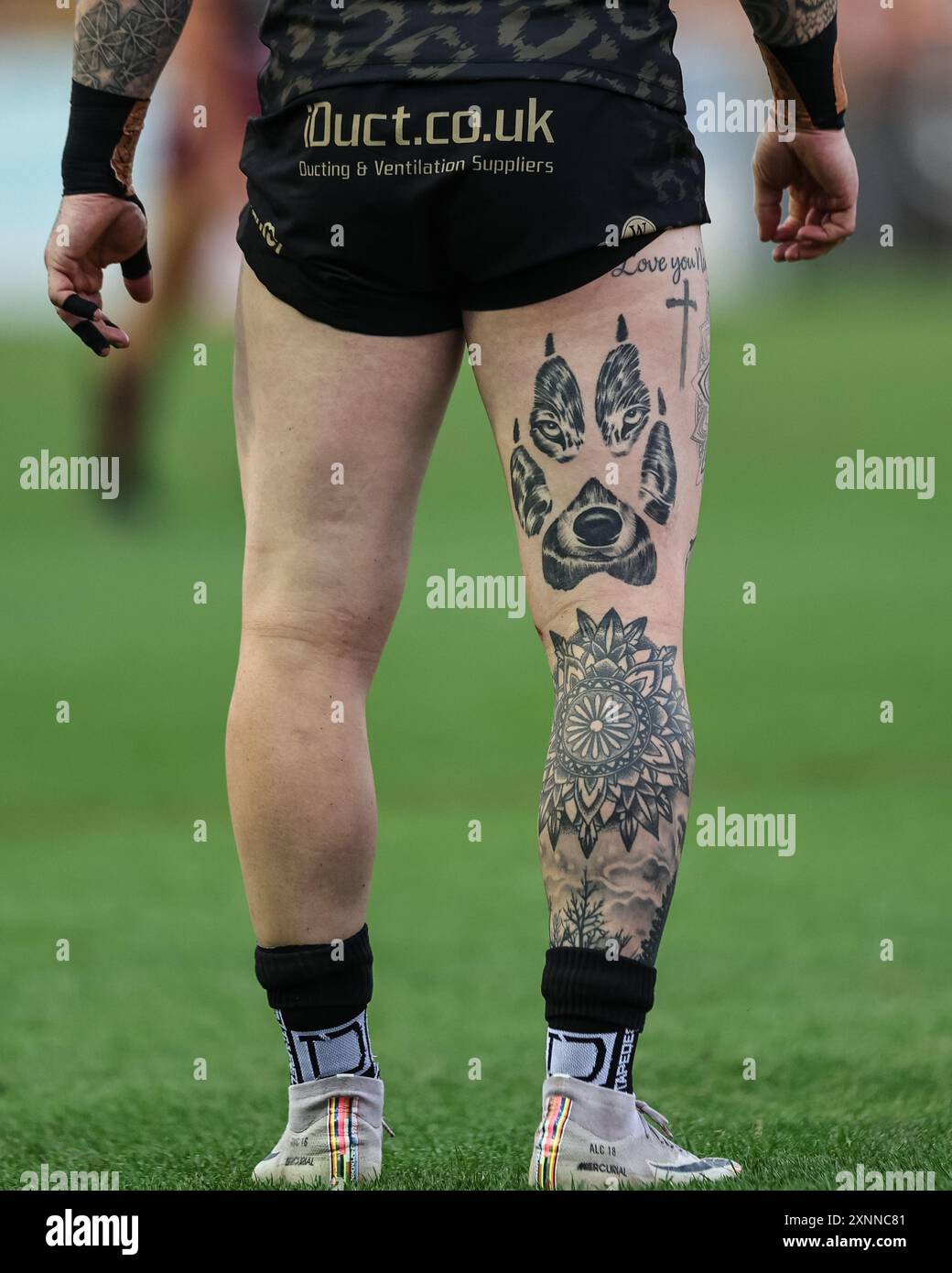 Castleford, Royaume-Uni. 01 août 2024. Tatouage de jambe de Josh Charnley de Leigh Leopards lors du match de la Betfred Super League Round 20 Castleford Tigers vs Leigh Leopards à la Mend-A-Hose Jungle, Castleford, Royaume-Uni, le 1er août 2024 (photo Mark Cosgrove/News images) à Castleford, Royaume-Uni le 8/1/2024. (Photo de Mark Cosgrove/News images/SIPA USA) crédit : SIPA USA/Alamy Live News Banque D'Images
