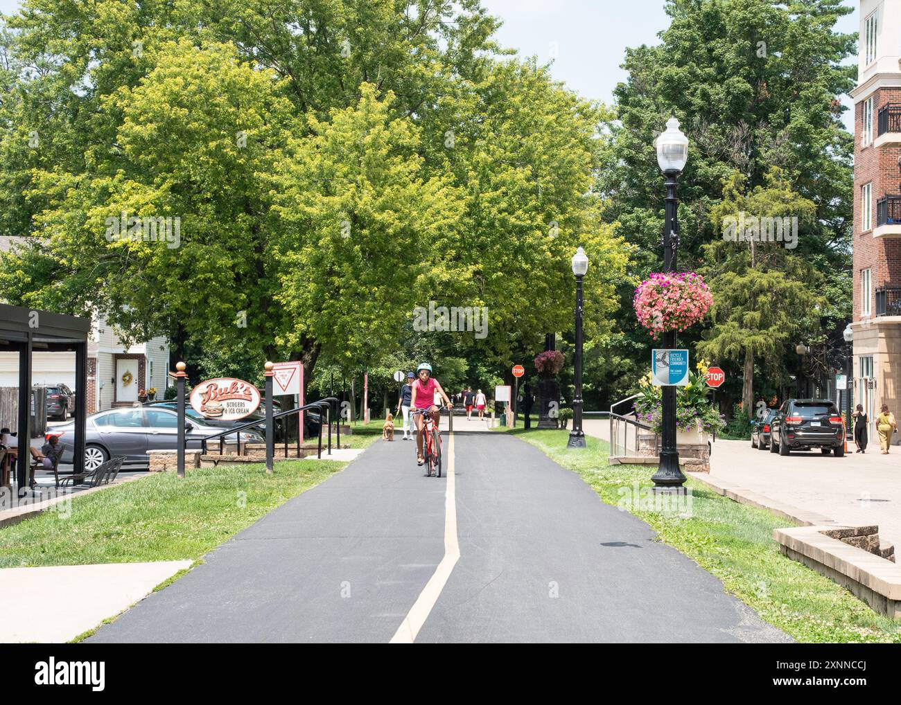 Carmel, Indiana - 25 juillet 2024 : scène de rue de Carmel Indiana, dans la banlieue du midwest, le long du sentier Monon, près du quartier des arts et du design. Banque D'Images