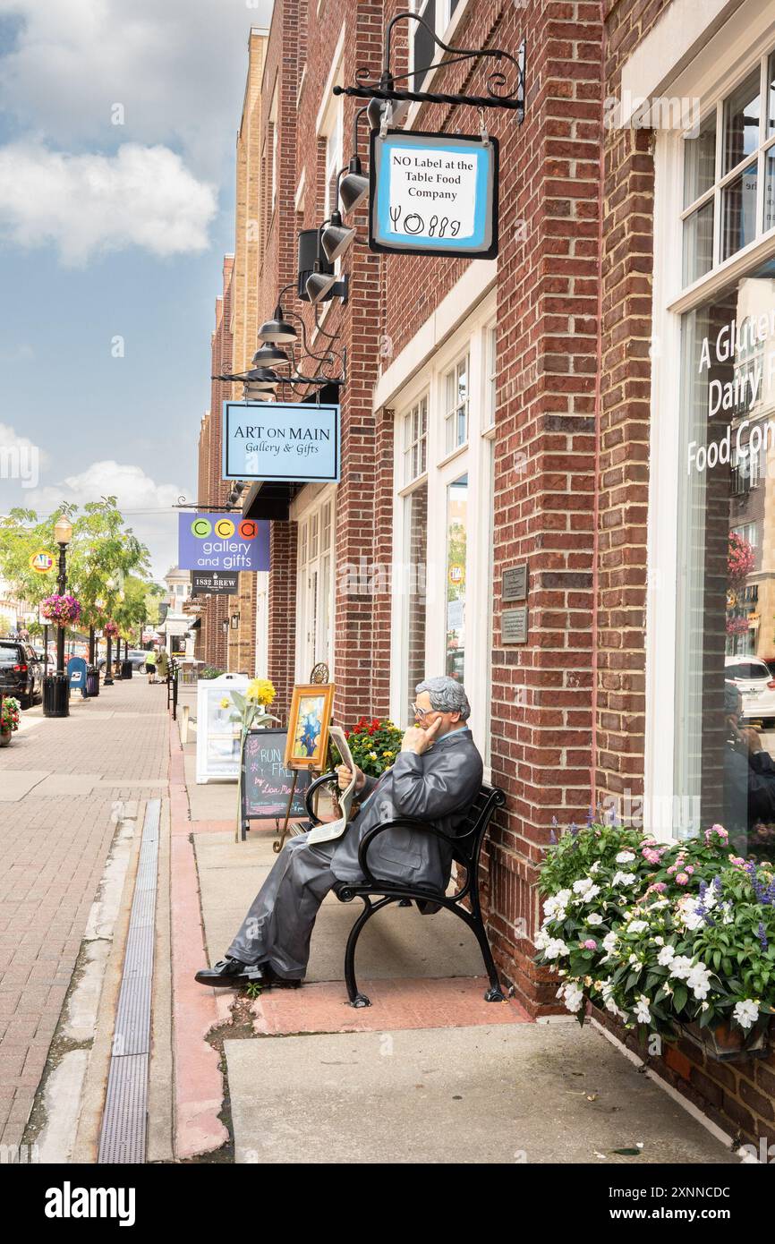 Carmel, Indiana - 25 juillet 2024 : scène de rue de Carmel Indiana, dans la banlieue du midwest, le long du sentier Monon, près du quartier des arts et du design. Banque D'Images