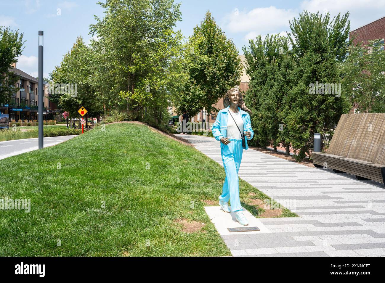 Carmel, Indiana - 25 juillet 2024 : scène de rue de Carmel Indiana, dans la banlieue du midwest, le long du sentier Monon, près du quartier des arts et du design. Banque D'Images