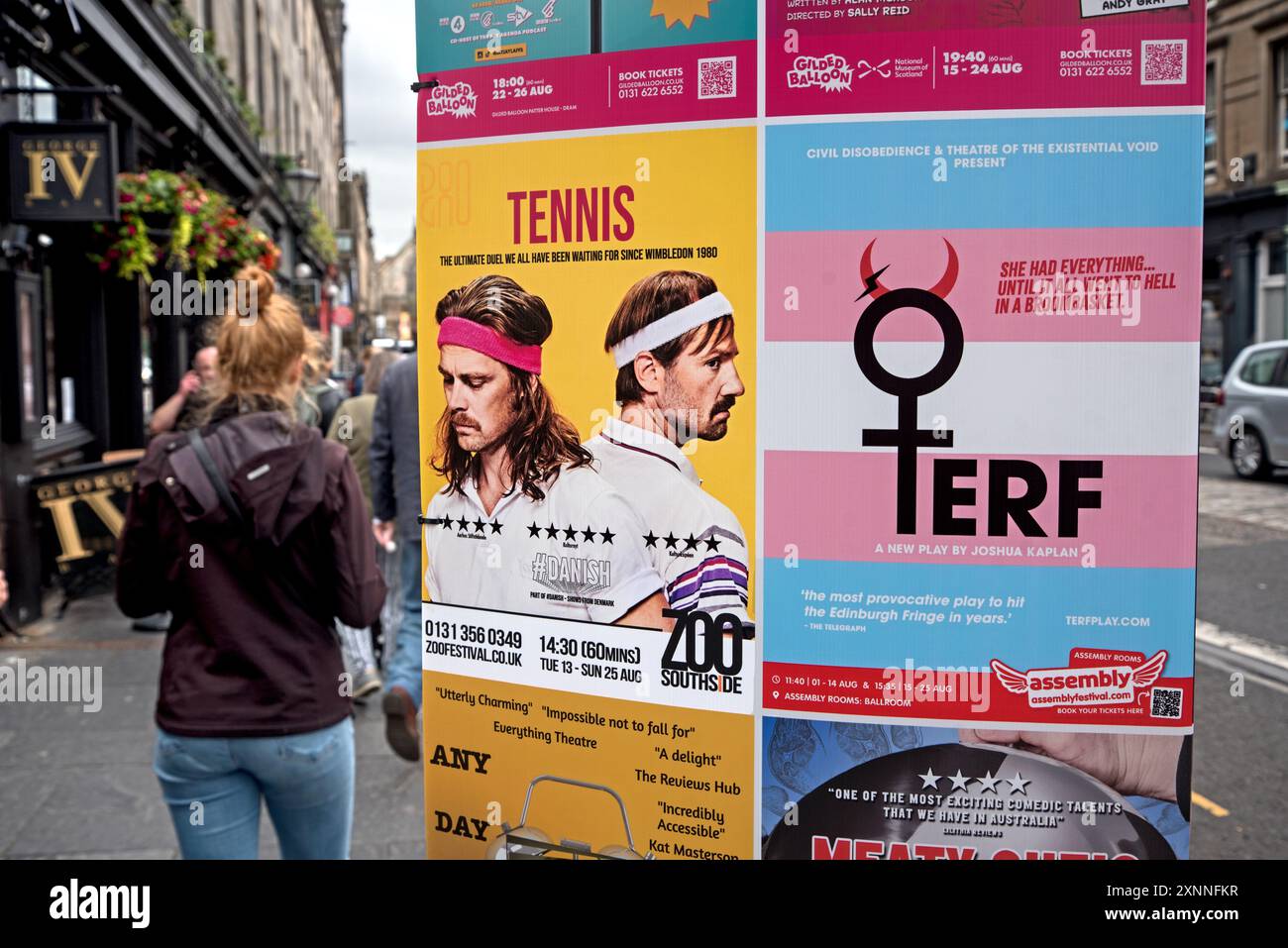 Woman Walking by Edinburgh Fringe affiches annonçant Tennis and Terf on à th Edinburgh Fringe 2024 Banque D'Images