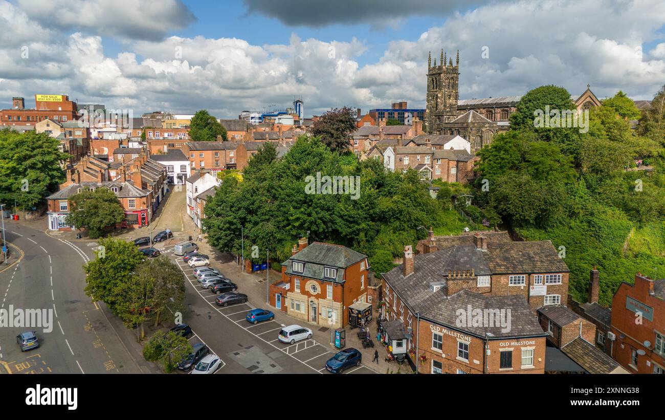 Vue aérienne du centre-ville de Macclesfield, ancien pub Bull and Gate, parking Waters Green et église St Michael & All Angels Banque D'Images