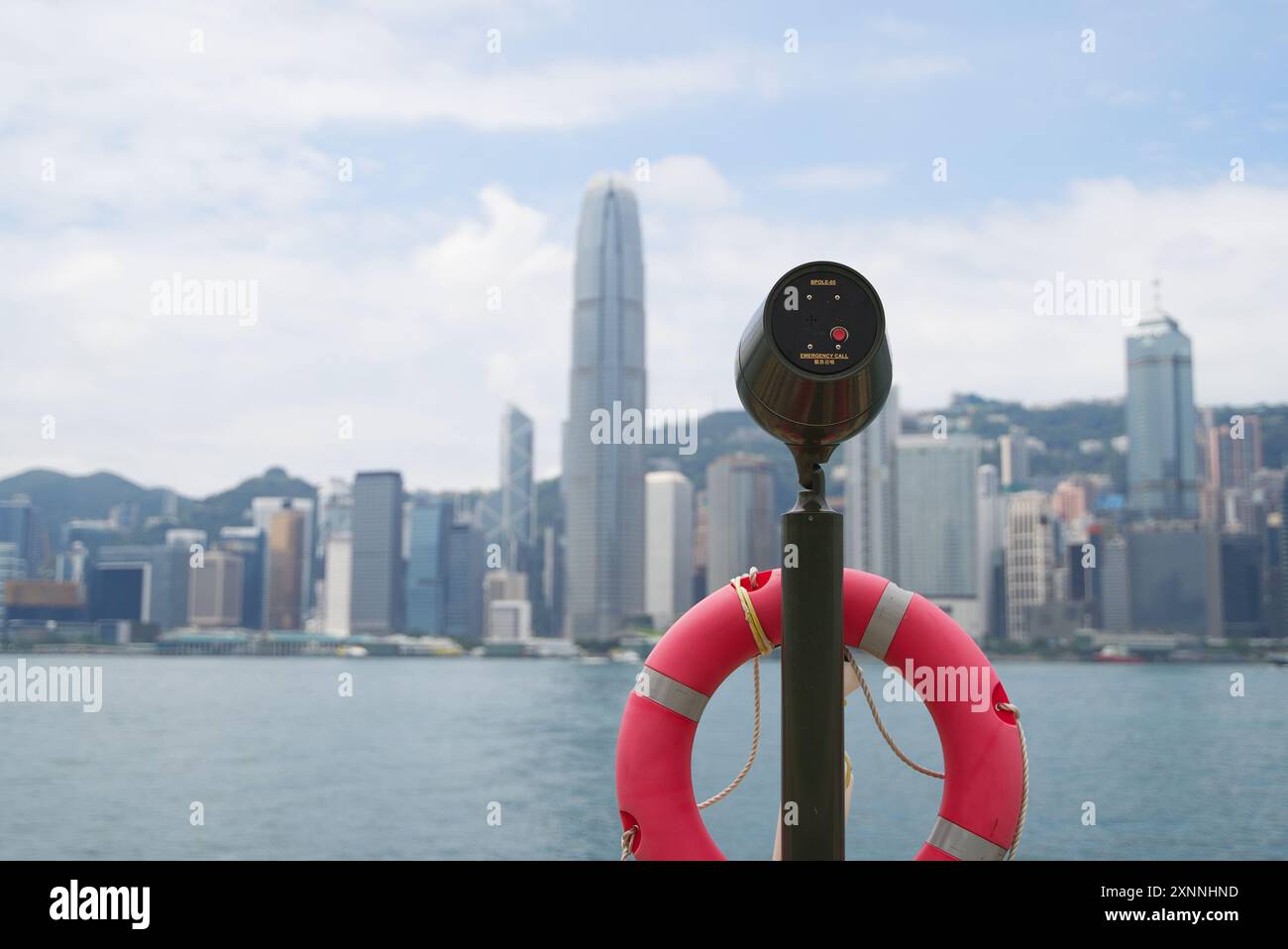 Anneau en caoutchouc de sauvetage en face du port Victoria et de l'horizon de Hong Kong Banque D'Images