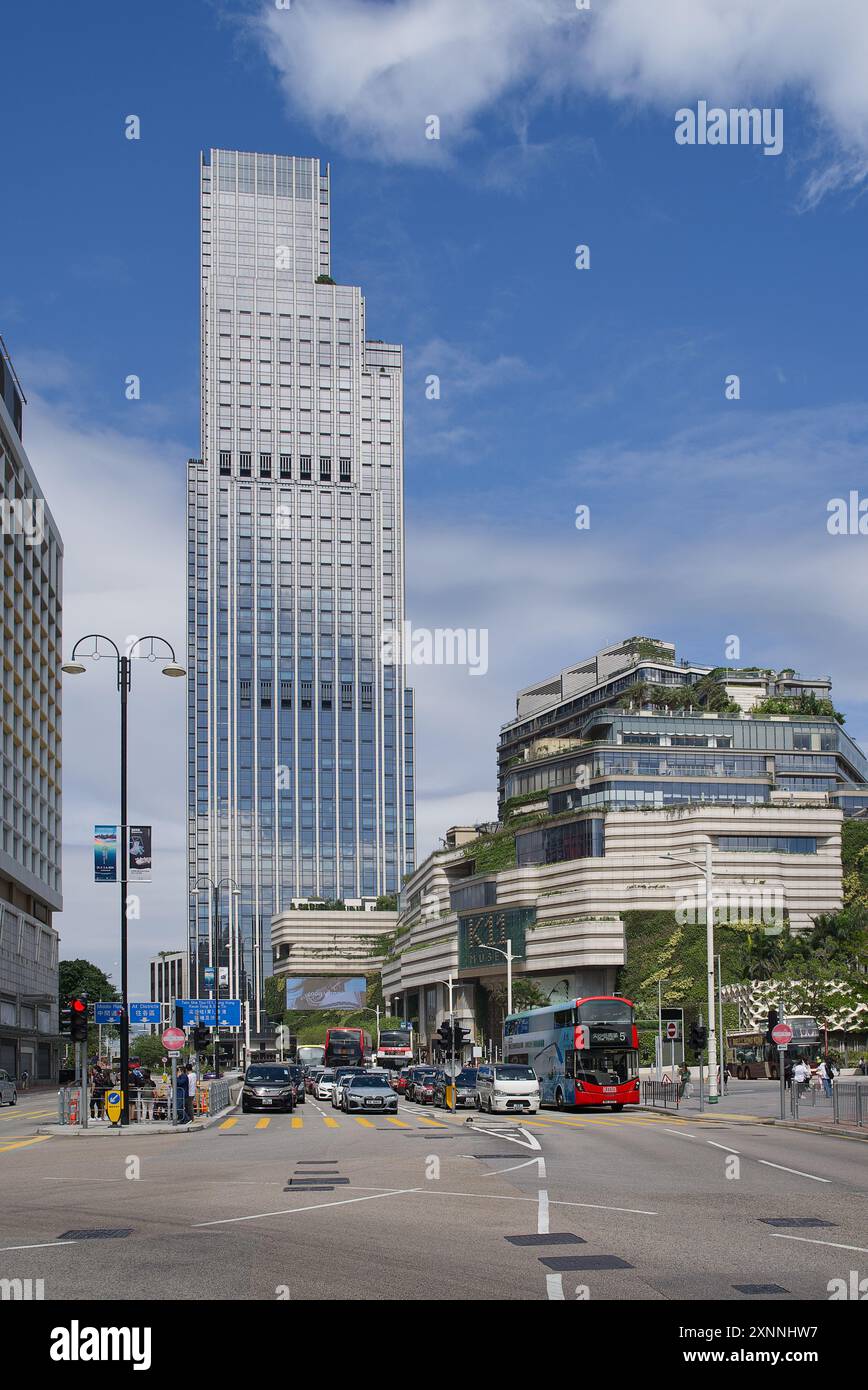 Gratte-ciel Victoria Dockside, Tsim Sha Tsui, Kowloon dans la journée avec la circulation sur la route ci-dessous. Hong Kong - 29 mai 2024 Banque D'Images