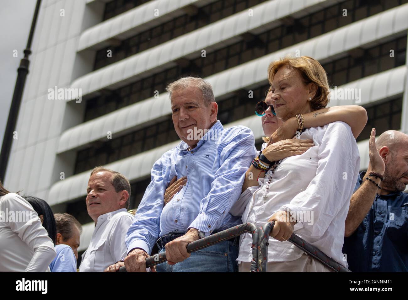 Caracas, Venezuela - 30 juillet 2024 : les leaders de l'opposition Maria Corina Machado et Edmundo Gonzales Urrutia sont vus en train de faire signe à des milliers de Vénézuéliens. Banque D'Images