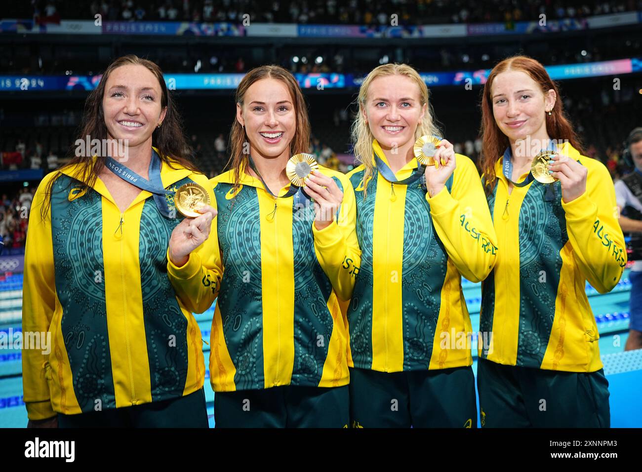 Paris, France. 01 août 2024. Jeux olympiques, Paris 2024, 4 x 200 m nage libre, femmes, finale, première place Mollie O'Callaghan, Ariarne Titmus, Brianna Throssell et Lani Pallister (R-l) d'Australie célèbrent avec des médailles d'or. Crédit : Michael Kappeler/dpa/Alamy Live News Banque D'Images