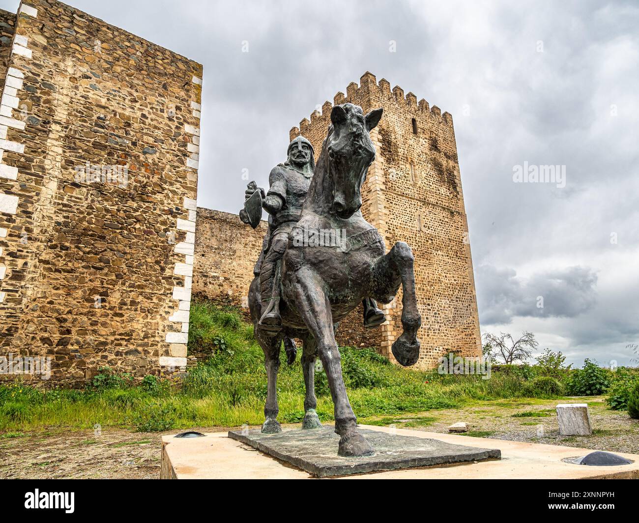 Une statue équestre d'Ibn Qasi, le chef politique et spirituel proclamé du Royaume taïfa de Mertola, avec la tour donjon du château de Mertola Banque D'Images