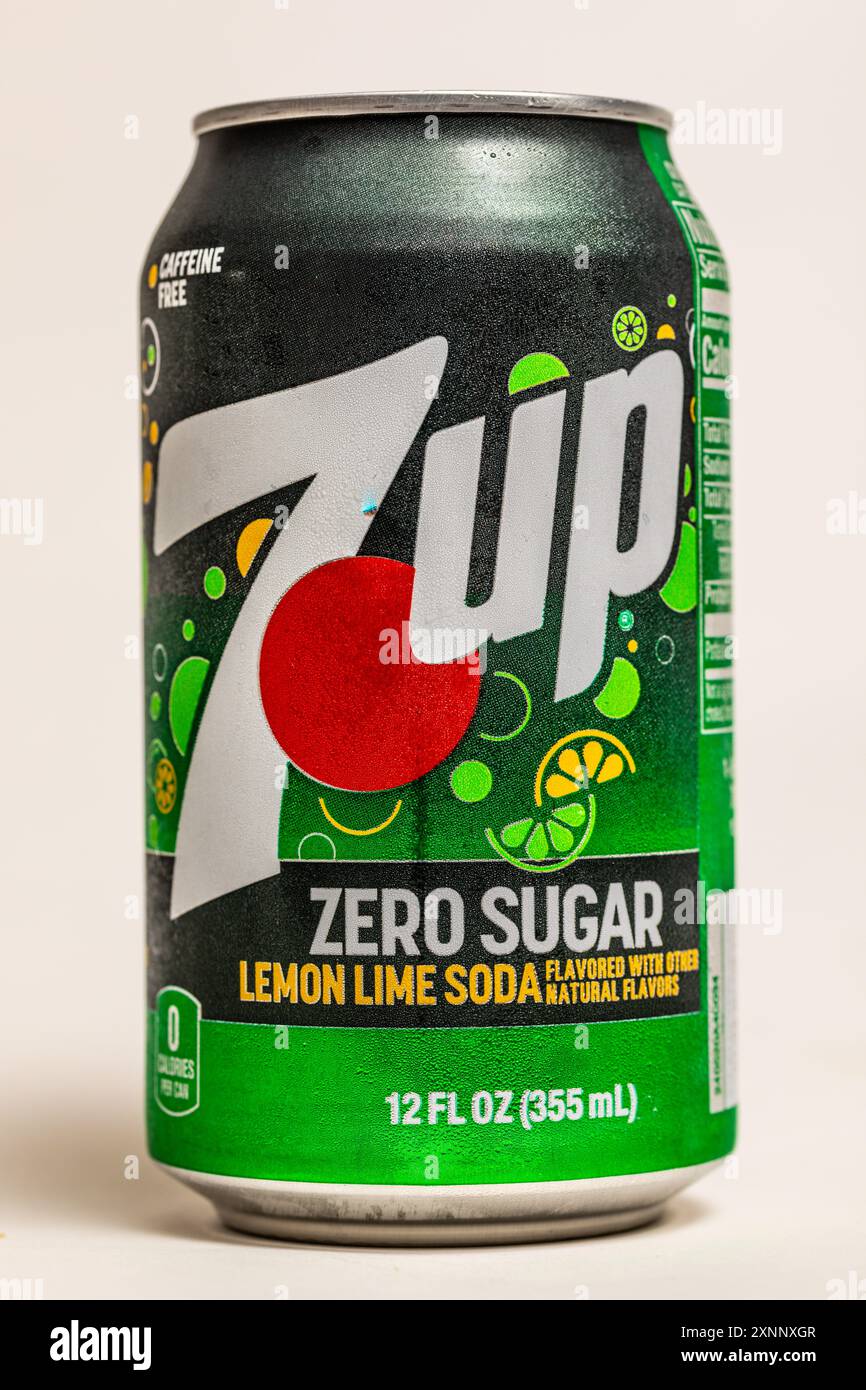 Une canette ZERO Sugar 7 Up aux couleurs festives. Banque D'Images