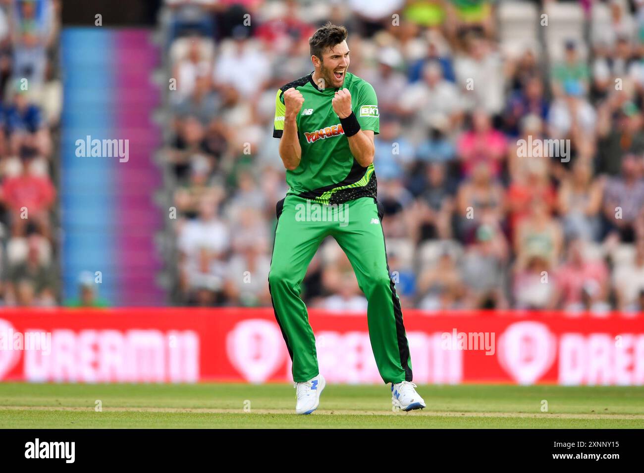 Southampton, Royaume-Uni. 01 août 2024. Craig Overton de Southern Brave célèbre le guichet de Max Holden lors du Hundred Men's match entre Southern Brave et Manchester Originals au Utilita Bowl. Crédit : Dave Vokes/Alamy Live News Banque D'Images