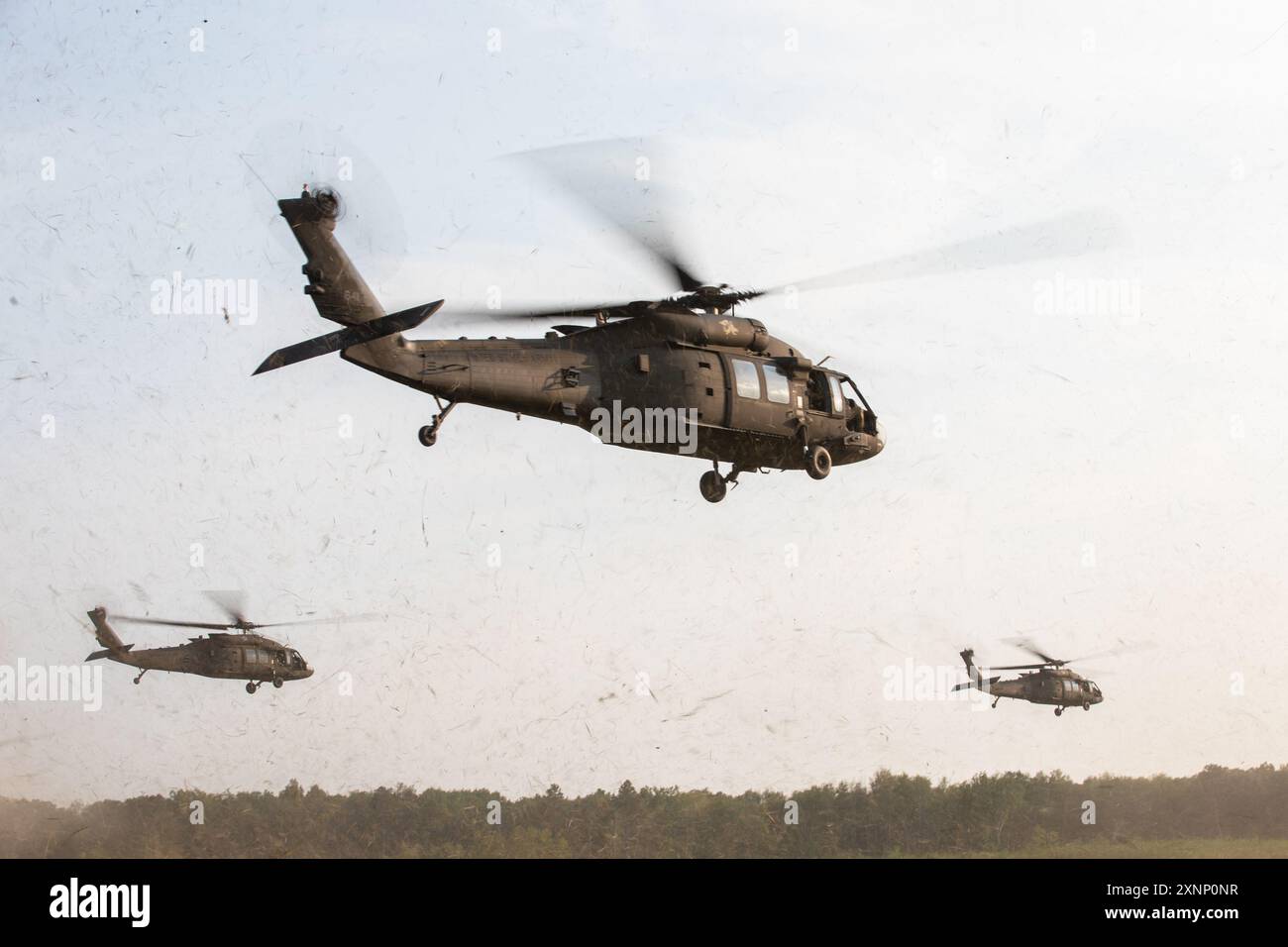 UH-60 les hélicoptères Black Hawk affectés au 2e Bataillon, 147e Bataillon d'hélicoptères d'attaque, de la Garde nationale de l'armée de l'Iowa transportent des soldats pour une mission d'assaut d'exercice d'entraînement sur le terrain (FTX) après leurs événements exportables combat Training Capabilities (XCTC) au Camp Ripley, Minnesota, le 26 juillet 2024. Le XCTC est l'événement d'entraînement phare de la Garde nationale de l'Armée de terre qui soutient et permet aux équipes de combat des brigades de l'ARNG de mener une formation intégrée force sur force en préparation aux exercices de renforcement de la préparation ou au déploiement opérationnel ; et le FTX est leur événement d'entraînement culminant. (U.S. Army National Guard p Banque D'Images