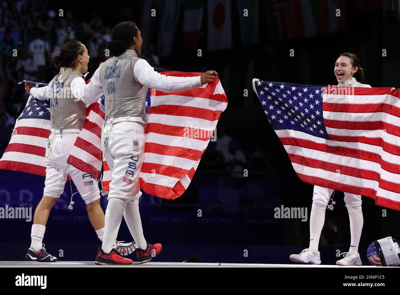 Paris, France. 01 août 2024. L'équipe féminine américaine célèbre après avoir marqué l'or pour l'équipe féminine de feuille à la compétition d'escrime des Jeux olympiques d'été 2024 au Grand Palais de Paris, France, le jeudi 1er août 2024. Photo de Maya Vidon-White/UPI. Crédit : UPI/Alamy Live News Banque D'Images