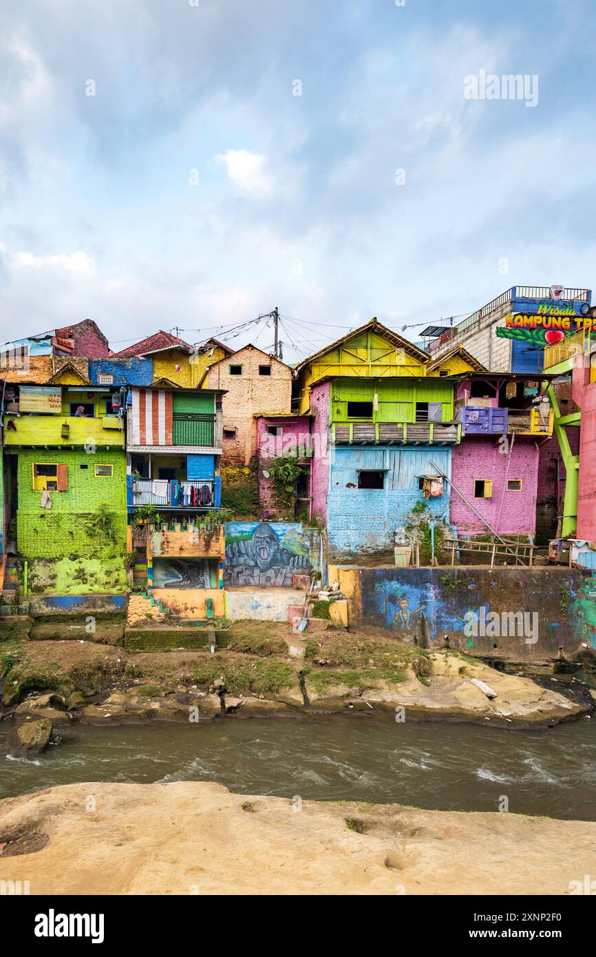 Malang, Indonésie - 08.12.2023 : Kampung Warna-Warni Jodipan, le village de la couleur à Malang, Indonésie. Le village coloré est une attraction touristique dans la ville de Malang Banque D'Images