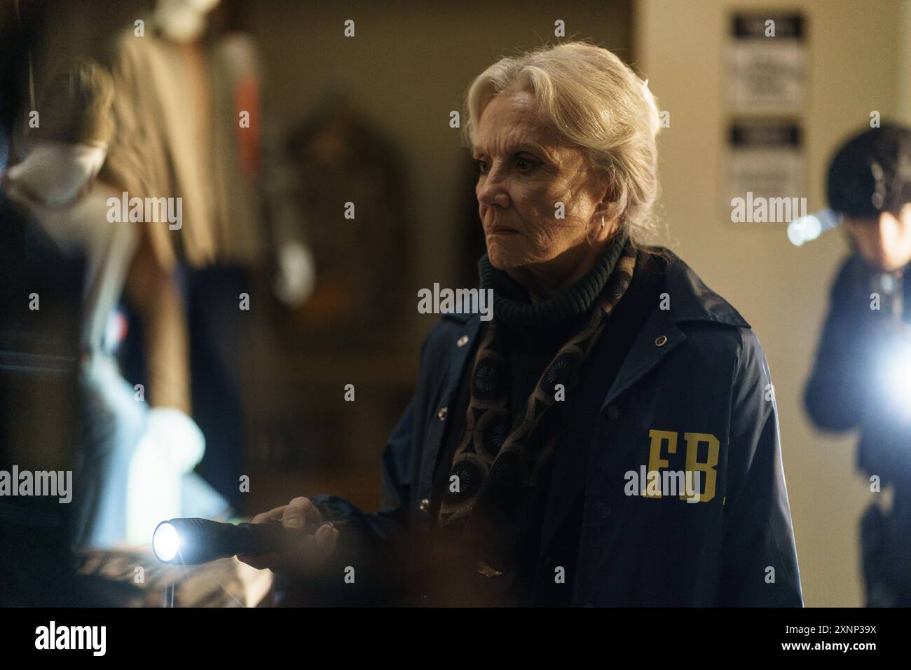 DATE DE SORTIE : 2 août 2024. TITRE : piège. STUDIO : Warner Bros. RÉALISATEUR : M. Night Shyamalan. INTRIGUE : un père et sa fille adolescente assistent à un concert pop seulement pour réaliser qu'ils sont entrés au centre d'un événement sombre et sinistre. EN VEDETTE : HAYLEY MILLS dans le rôle de Dr Grant. (Crédit image : © Warner Bros/Entertainment Pictures/ZUMAPRESS.com) USAGE ÉDITORIAL UNIQUEMENT ! Non destiné à UN USAGE commercial ! Banque D'Images