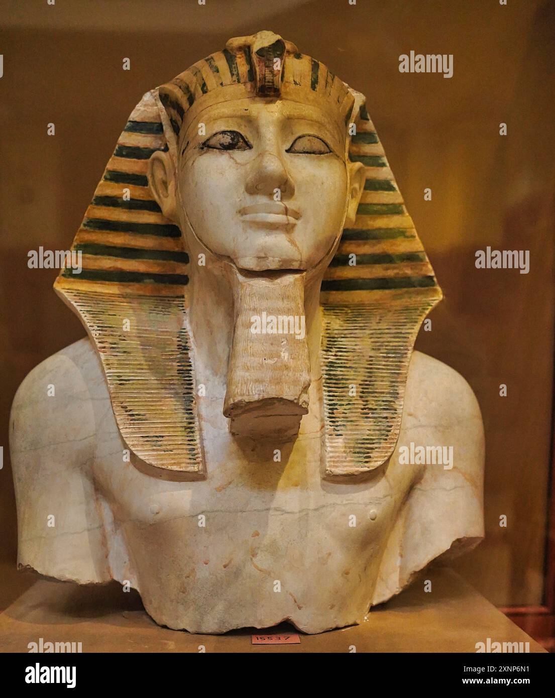 Le Caire, Egypte, 31 décembre 2019-partie supérieure de la statue de Thoutmôsis III trouvée à Deir Al Bahari en calcaire induré fin au Musée des antiquités égyptiennes au Caire, Egypte Banque D'Images