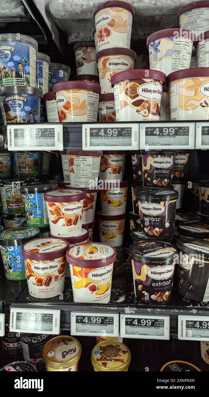 Une exposition de crème glacée Haagen-Dazs dans un réfrigérateur congélateur au Superstore. Banque D'Images