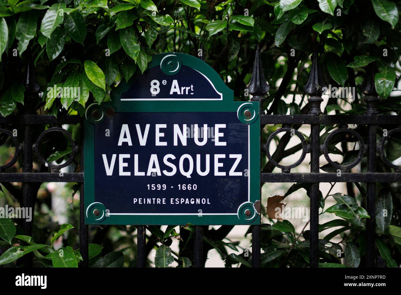 Un panneau de rue affichant « Avenue Velasquez » dans le 8ème arrondissement de Paris. Ce lieu rend hommage au peintre espagnol Diego Velásquez, Banque D'Images