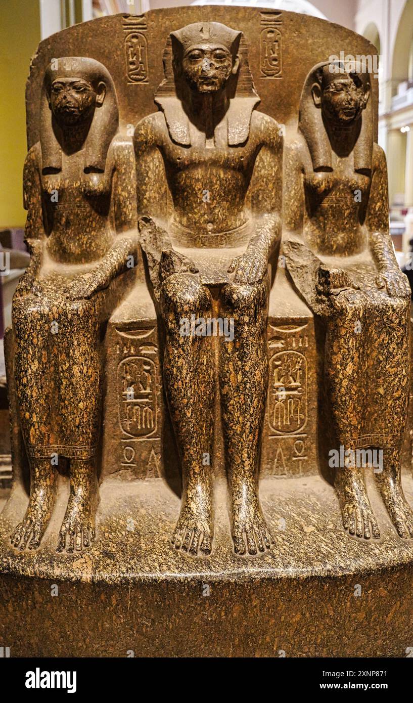 Le Caire, Egypte, 31 décembre 2019-Une sculpture en pierre triade unique de Ramsès II avec la déesse Hathor et Isis en granit rouge trouvé à Coptos, ville de Qift au Musée des antiquités égyptiennes au Caire, Egypte Banque D'Images