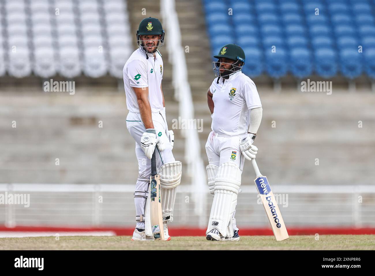 1er août 2024 : le Sud-Africain Temba Bavuma, à droite, discute avec Aiden Markram lors des premières manches sud-africaines de la tournée sud-africaine du West Indies Warmup test match à la Brian Lara Cricket Academy le 1er août 2024 à Tarouba. (Photo de Daniel Prentice/Alamy) crédit : Daniel Prentice/Alamy Live News Banque D'Images