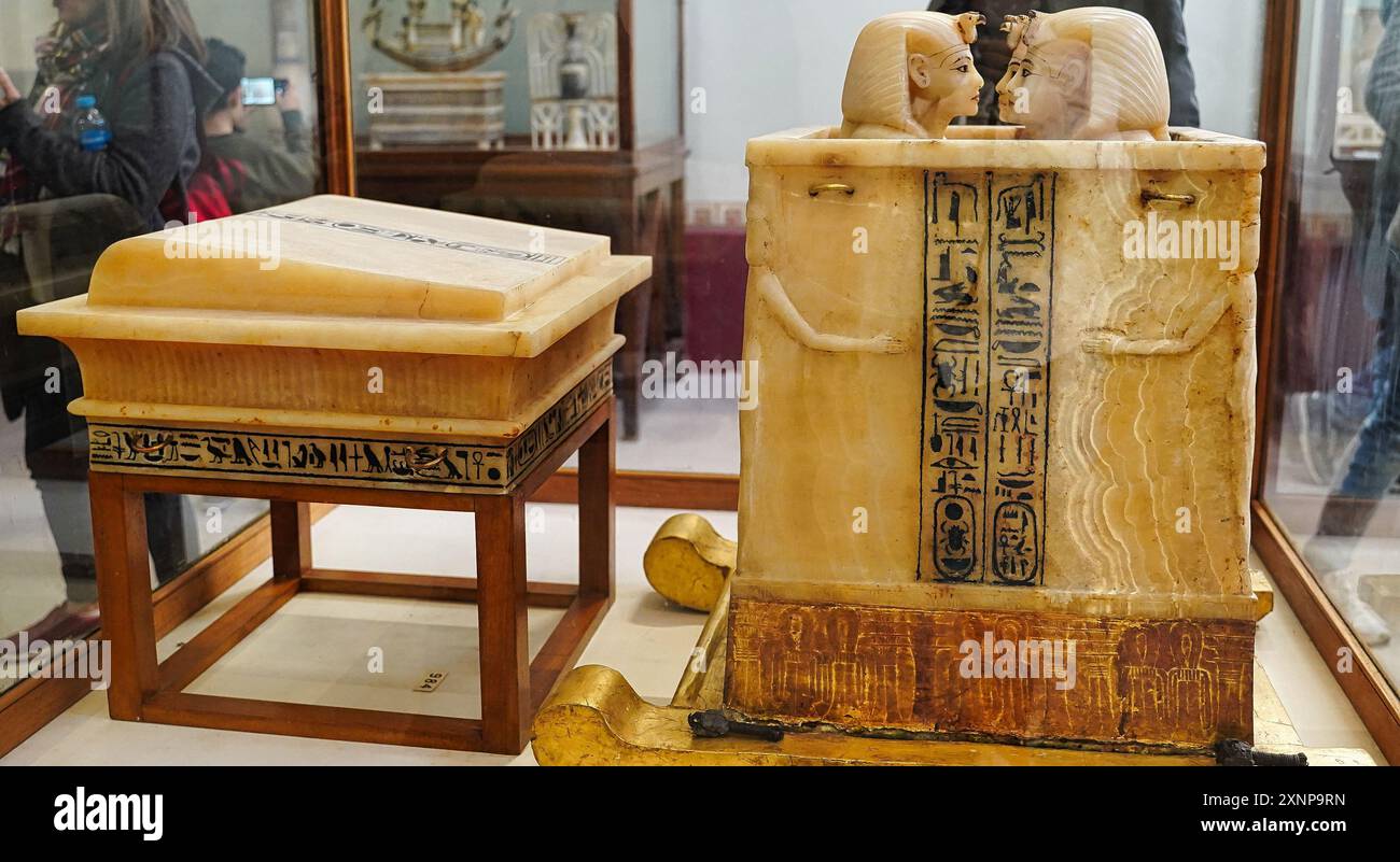 Le Caire, Egypte, 31 décembre 2019-Sanctuaire d'Albâtre avec quatre compartiments qui contenaient des pots de canope en or massif qui contenaient les organes internes de Toutankhamon au Musée des antiquités égyptiennes au Caire, Egypte Banque D'Images