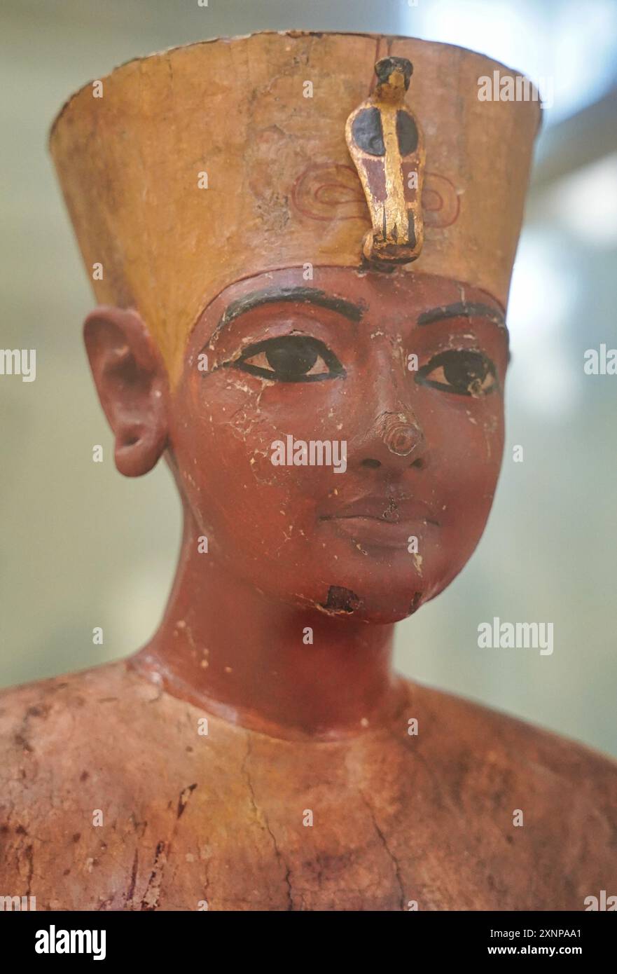 Le Caire, Egypte, 31 décembre 2019 - Statue en bois grandeur nature inhabituelle de Toutankhamon moins les bras et les jambes trouvés dans l'antichambre de la tombe de Toutankhamon au Musée des antiquités égyptiennes au Caire, Egypte Banque D'Images