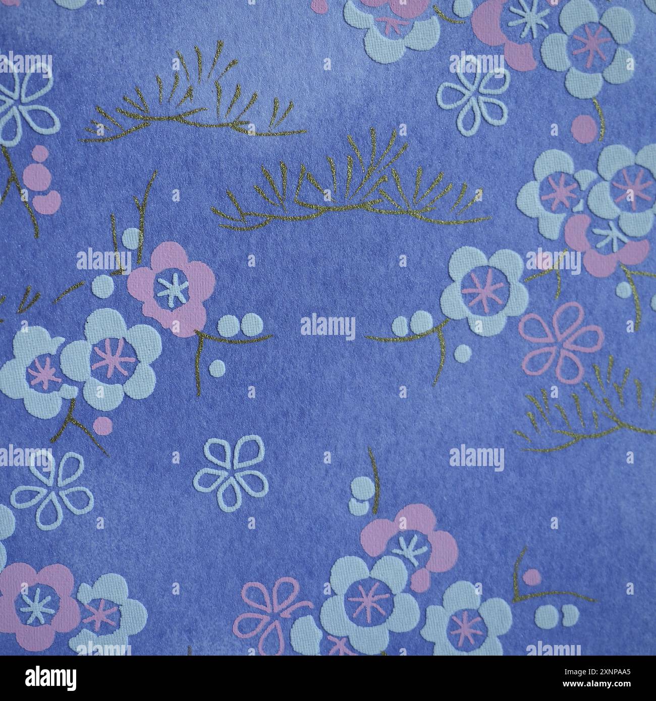 Motifs japonais traditionnels avec thème floral (fleurs de prune sur fond bleu violet). Banque D'Images